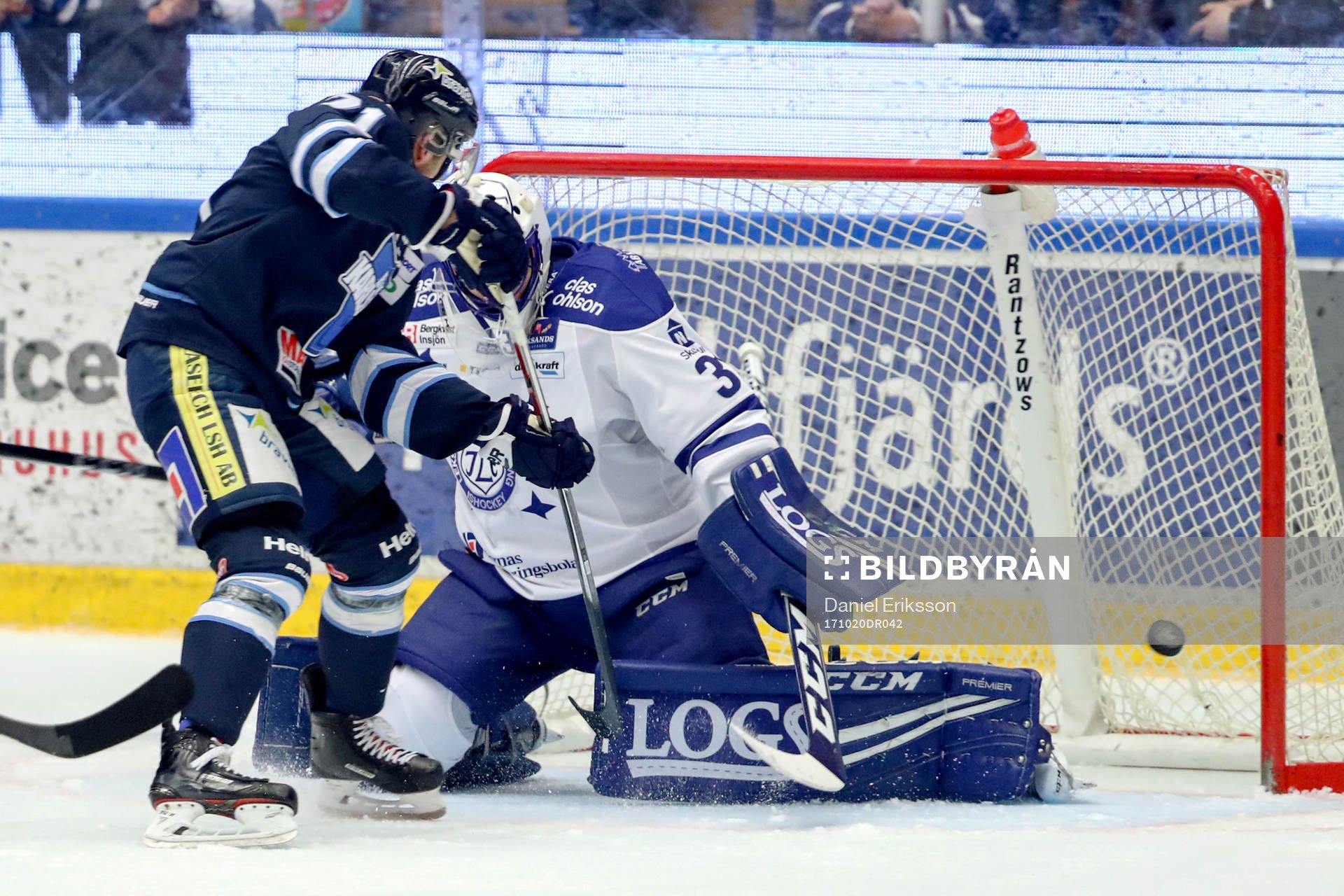 Karlskogas Daniel Bernhardt och Leksands målvakt Jonas