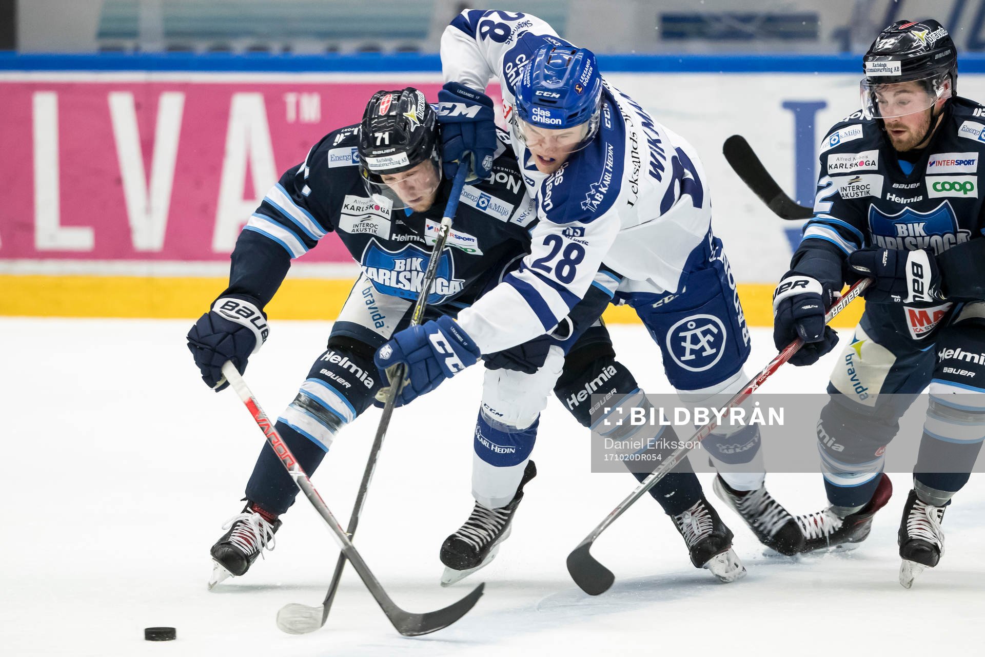 Leksands William Wikman och Karlskogas Carl Berglund i kamp