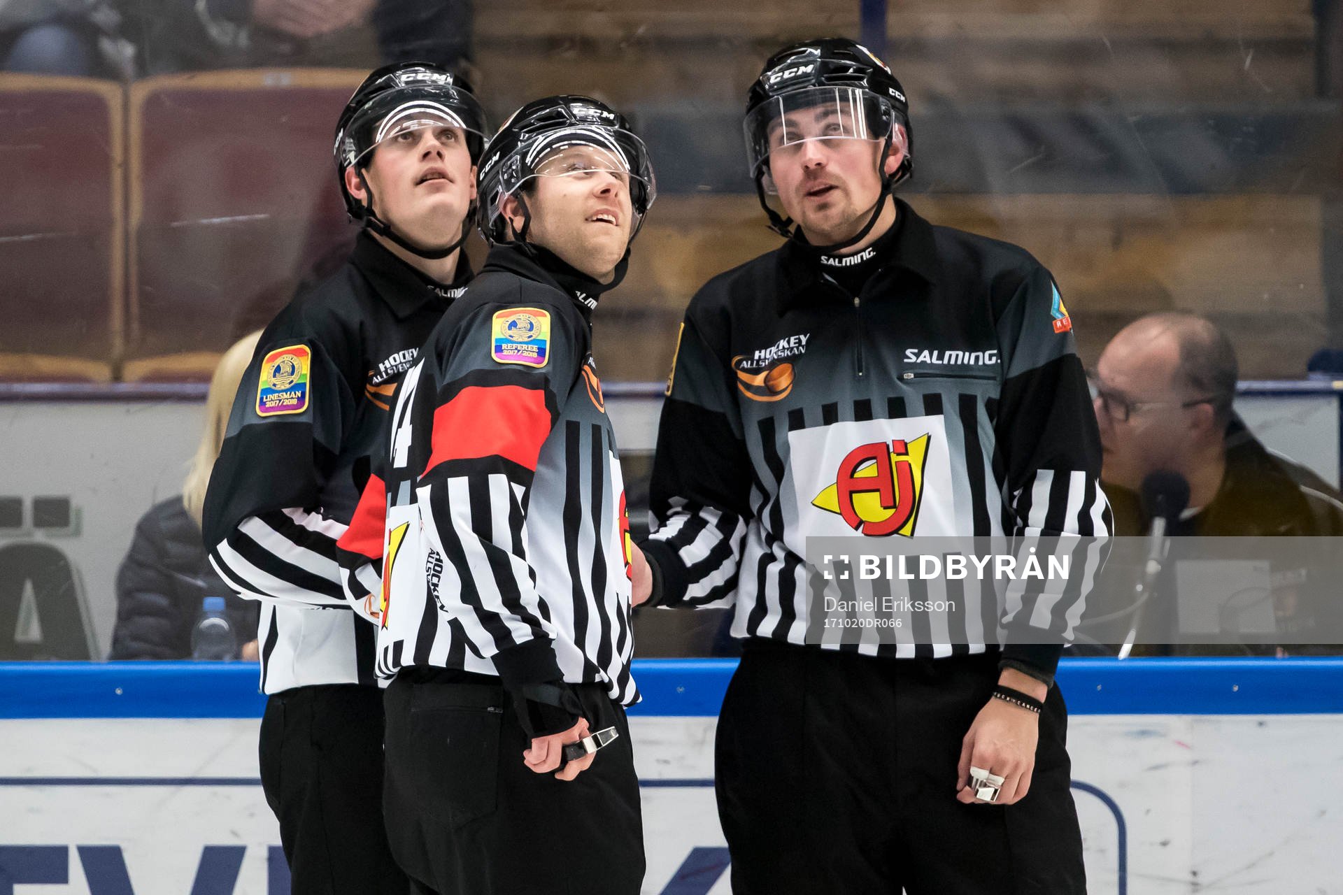 Linjedomare David Laksola huvuddomare Filip Sandstedt och