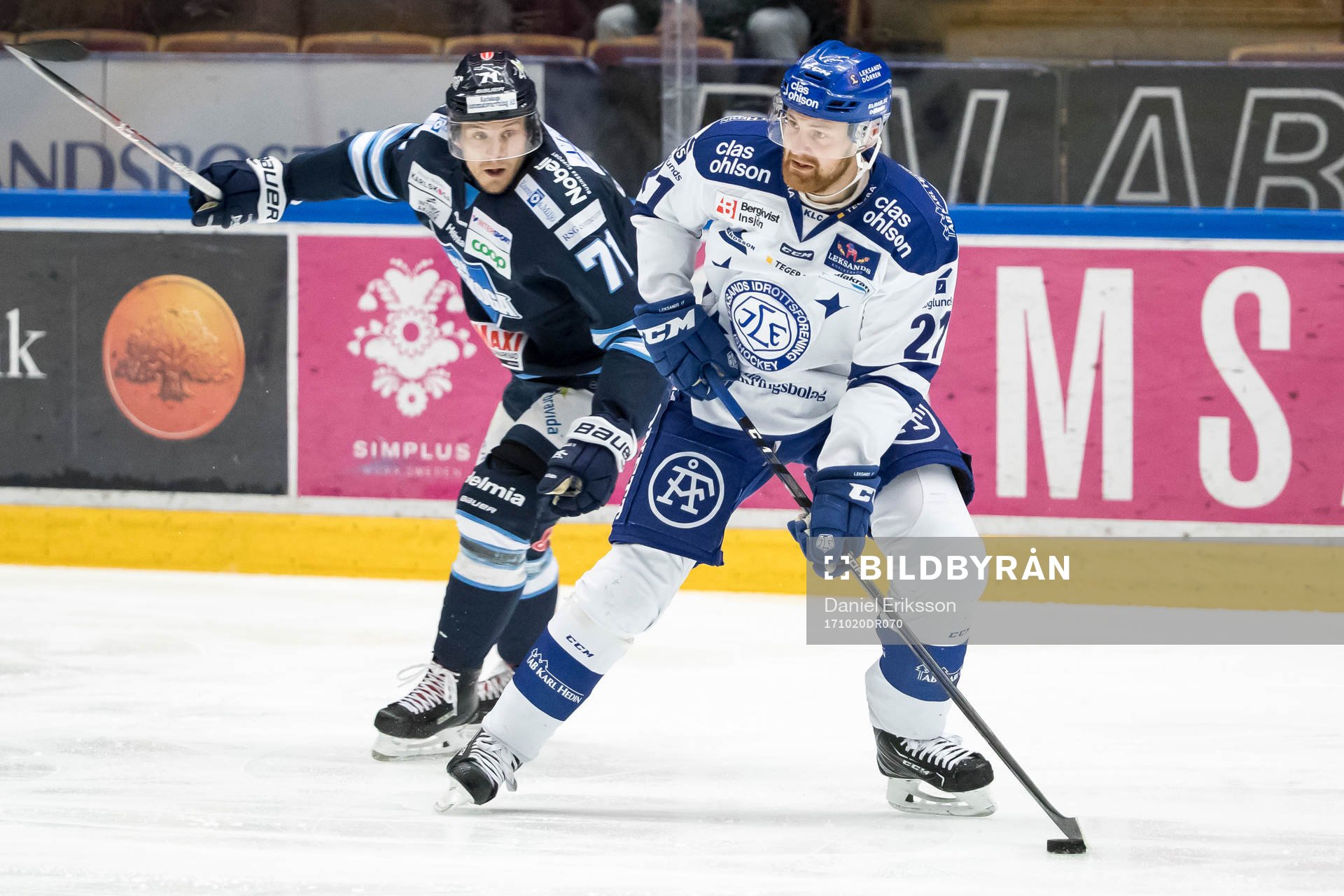 Karlskogas Carl Berglund jagar Leksands Mattias Ritola  i
