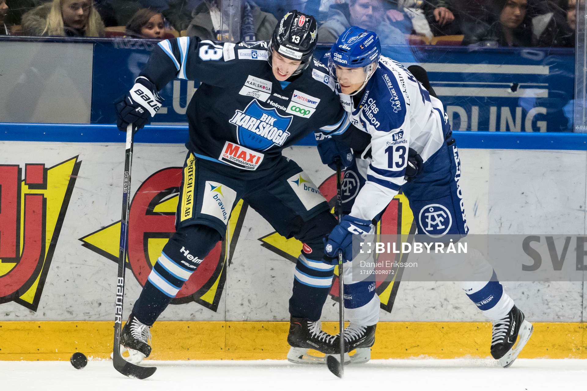 Karlskogas Rasmus Bengtsson och Leksands Jon Knuts i kamp