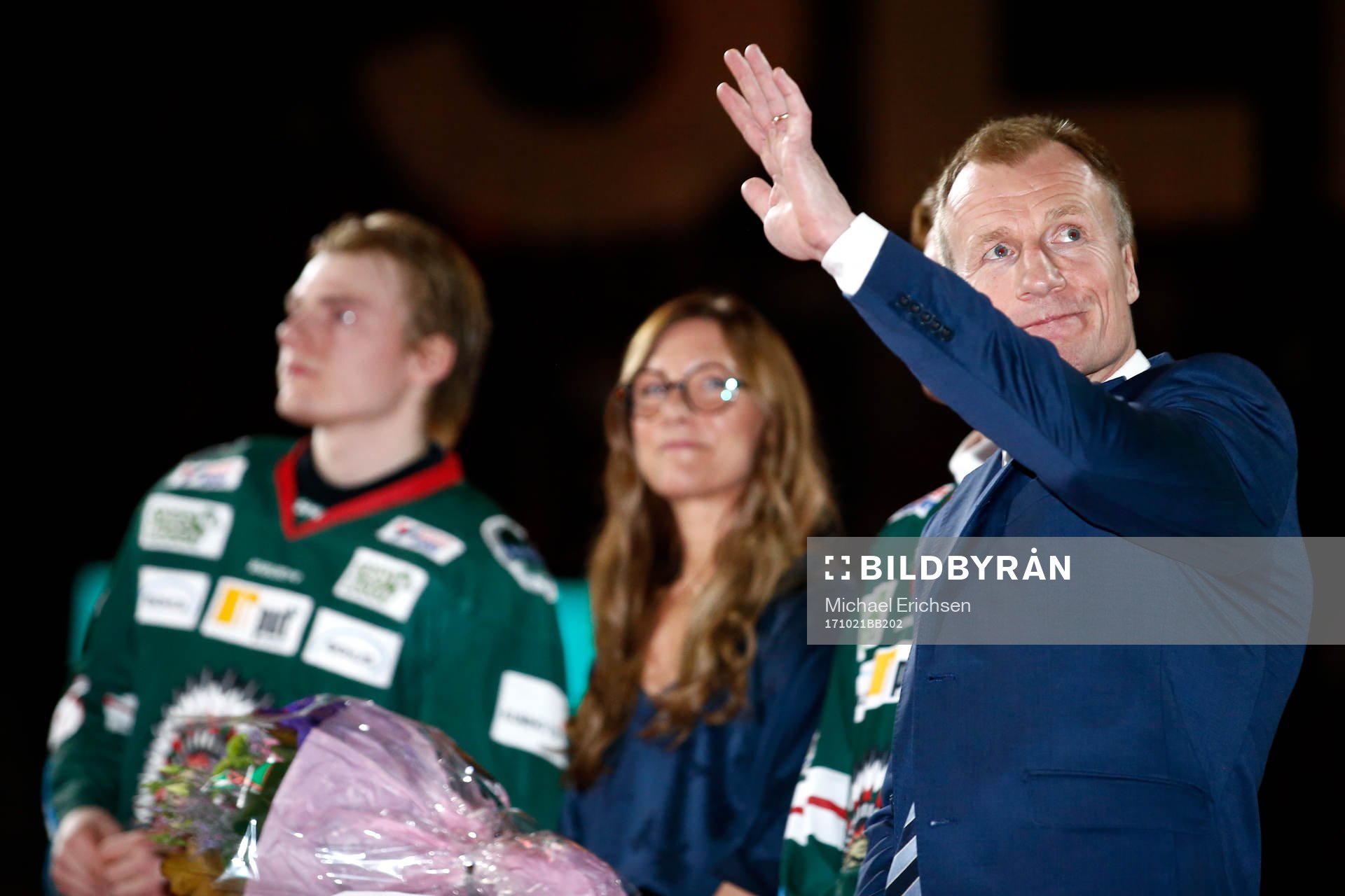 Niklas Andersson vinkar