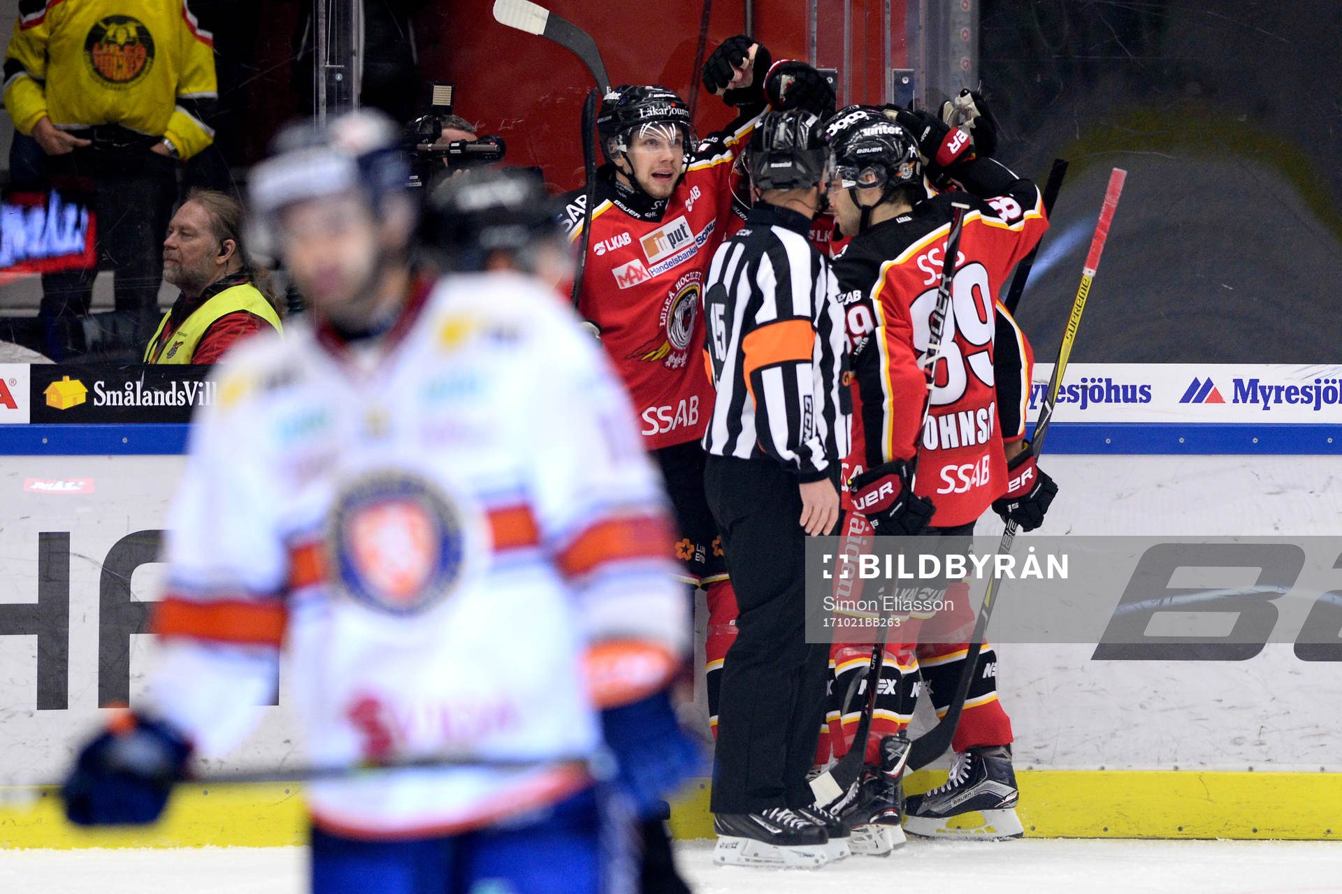 Luleås Isac Lundeström jublar med lagkamrater