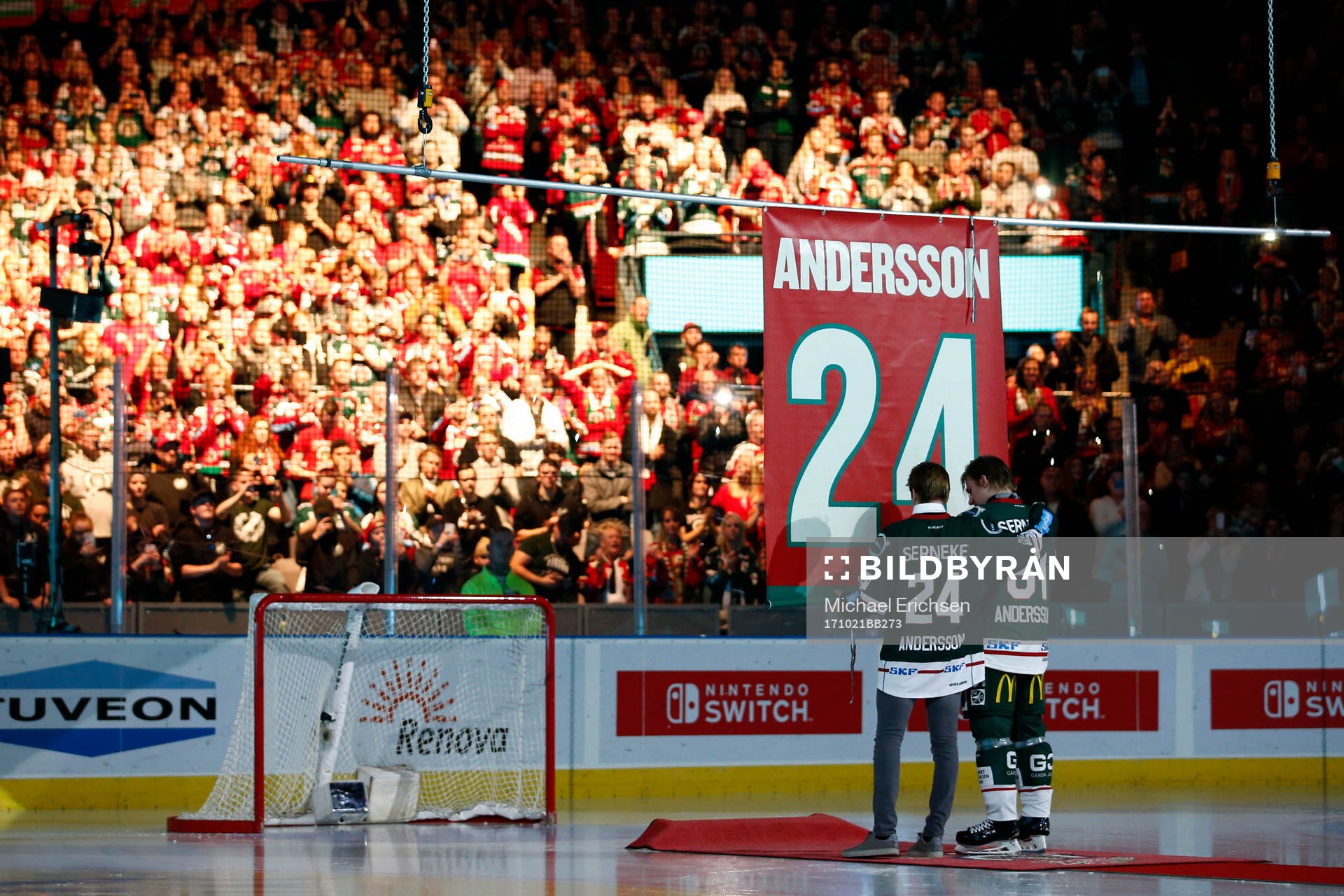 Noah och Lias Andersson framför supportrarna