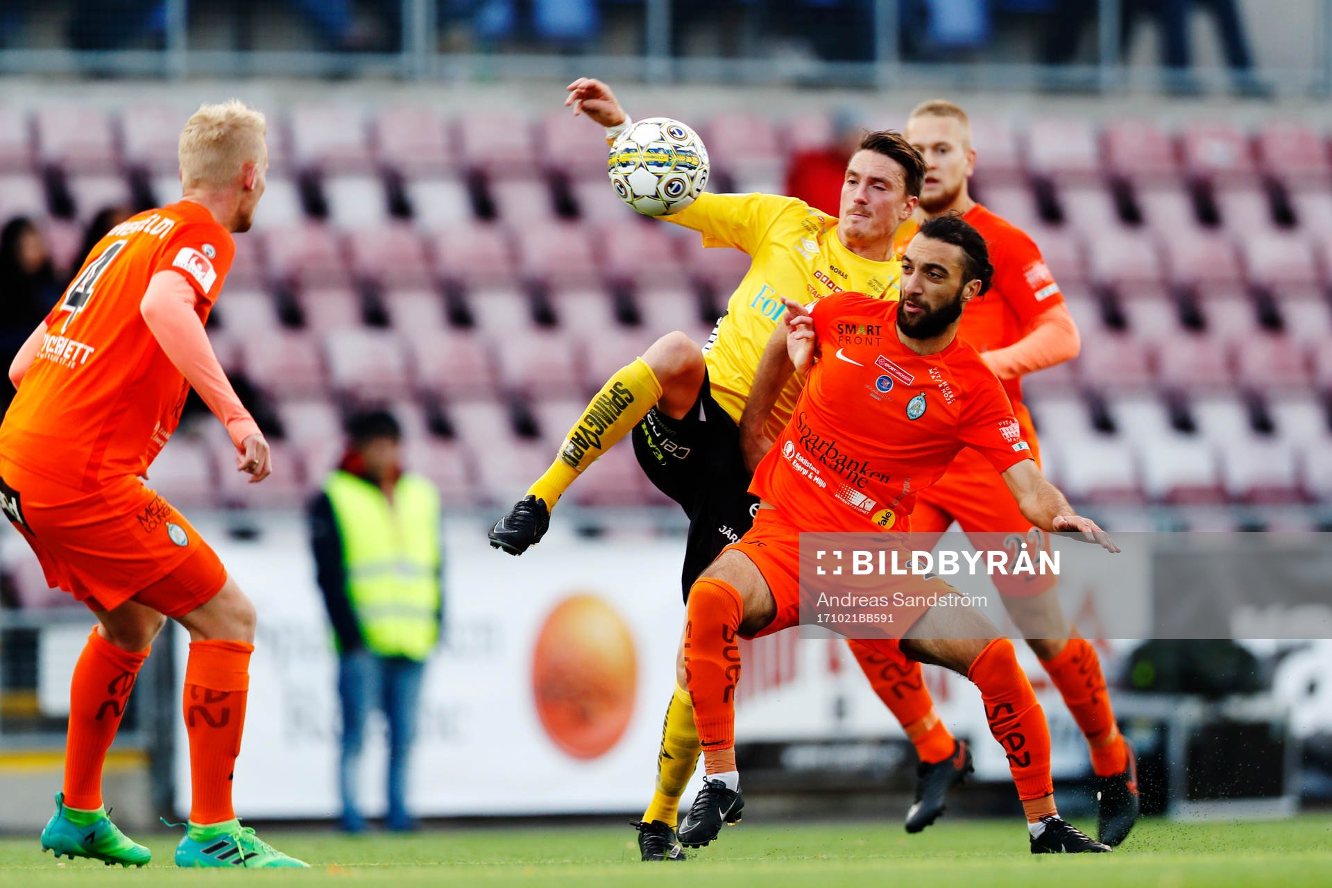 AFC Eskilstunas Sharif Mukhammad och Elfsborgs Lasse Nilsson i kamp om bollen under fotbollsmatchen i Allsvenskan mellan AFC Eskilstuna och Elfsborg den 21 Oktober 2017 i Eskilstuna.