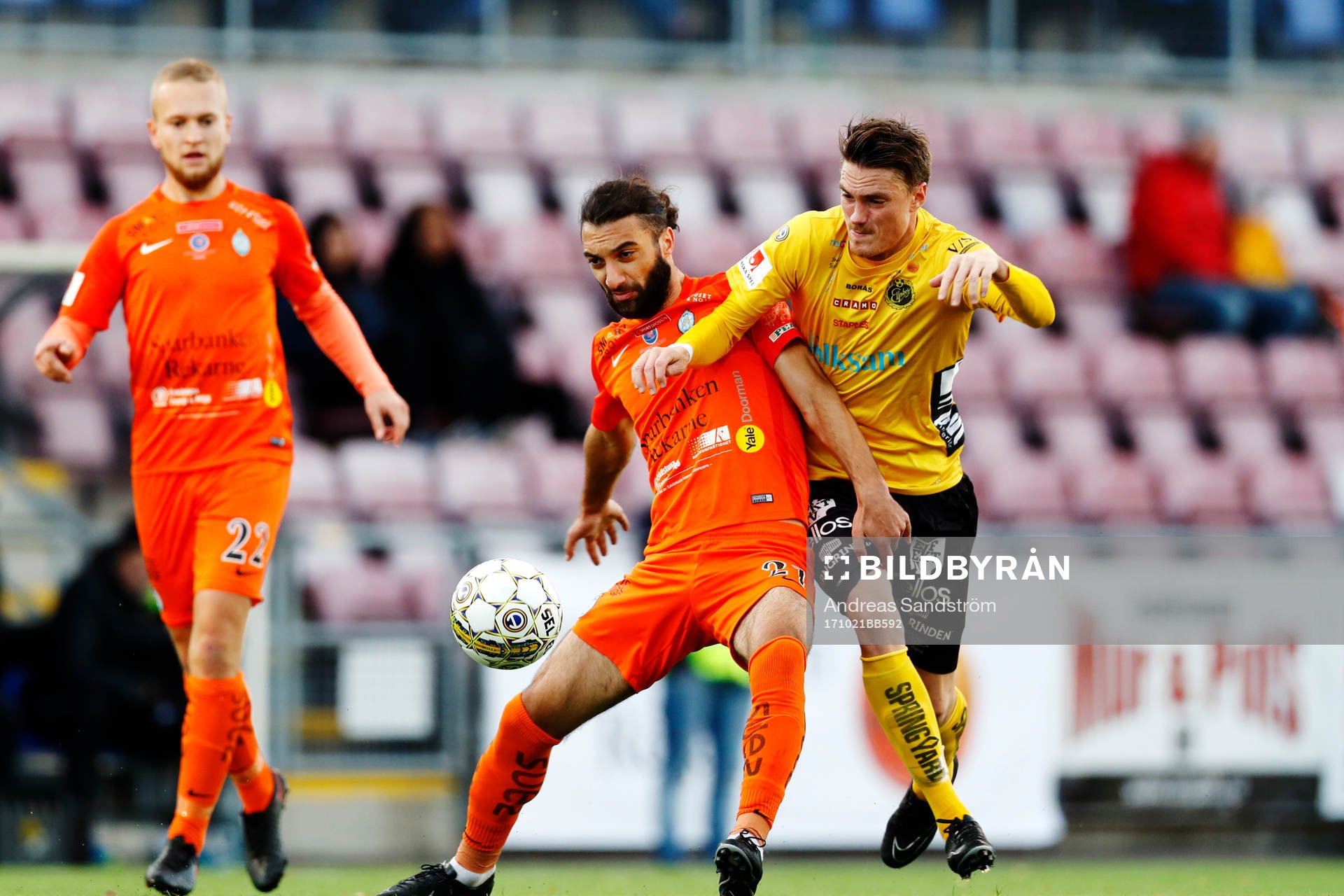 AFC Eskilstunas Sharif Mukhammad och Elfsborgs Lasse Nilsson i kamp om bollen under fotbollsmatchen i Allsvenskan mellan AFC Eskilstuna och Elfsborg den 21 Oktober 2017 i Eskilstuna.