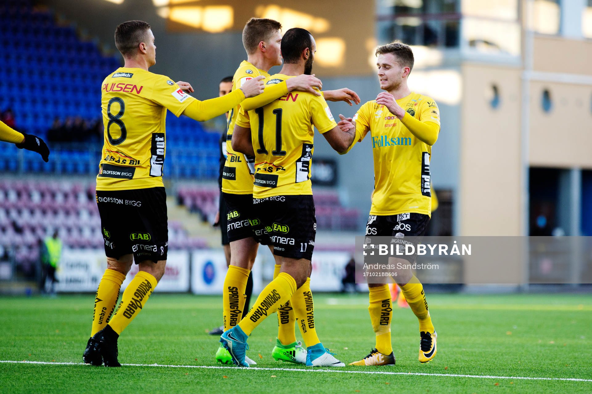 Elfsborgs Issam Jebali jublar med lagkamrater efter att han gjort 1-1-kvitteringen under fotbollsmatchen i Allsvenskan mellan AFC Eskilstuna och Elfsborg den 21 Oktober 2017 i Eskilstuna.