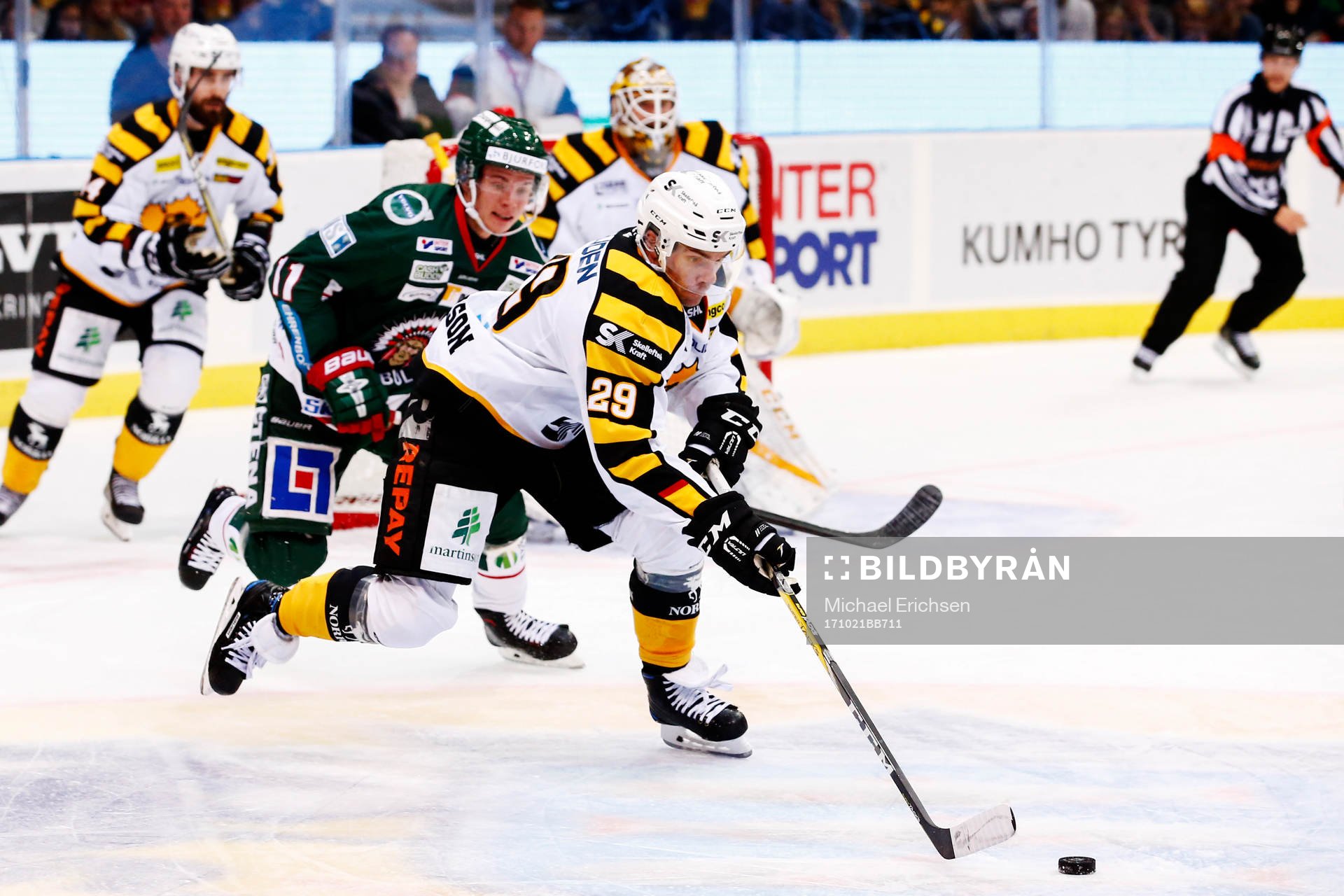 Skellefteås Matt Anderson driver pucken