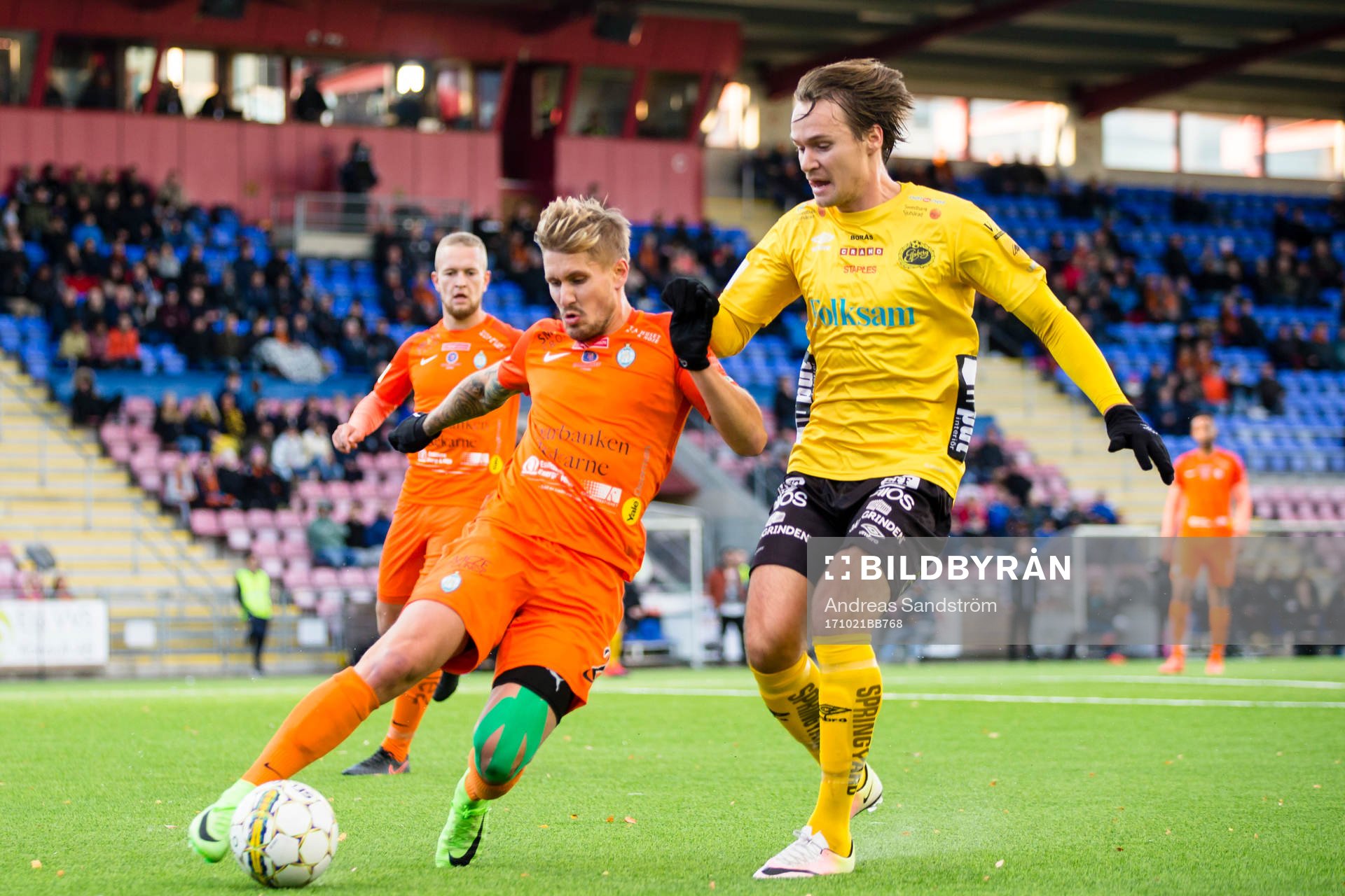 AFC Eskilstunas Daniel Björnquist tenasr bort bollen