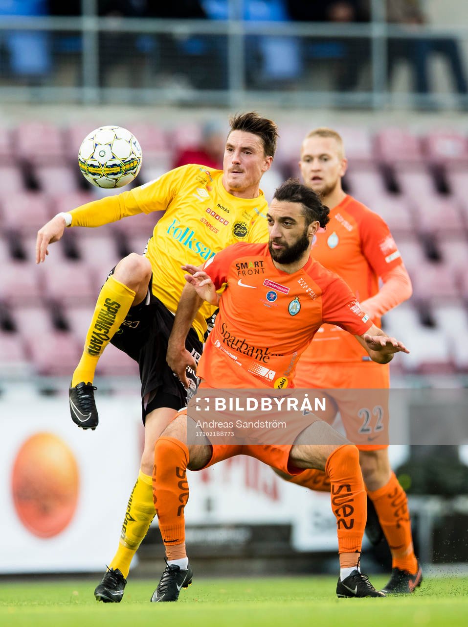 AFC Eskilstunas Sharif Mukhammad i kamp om bollen med