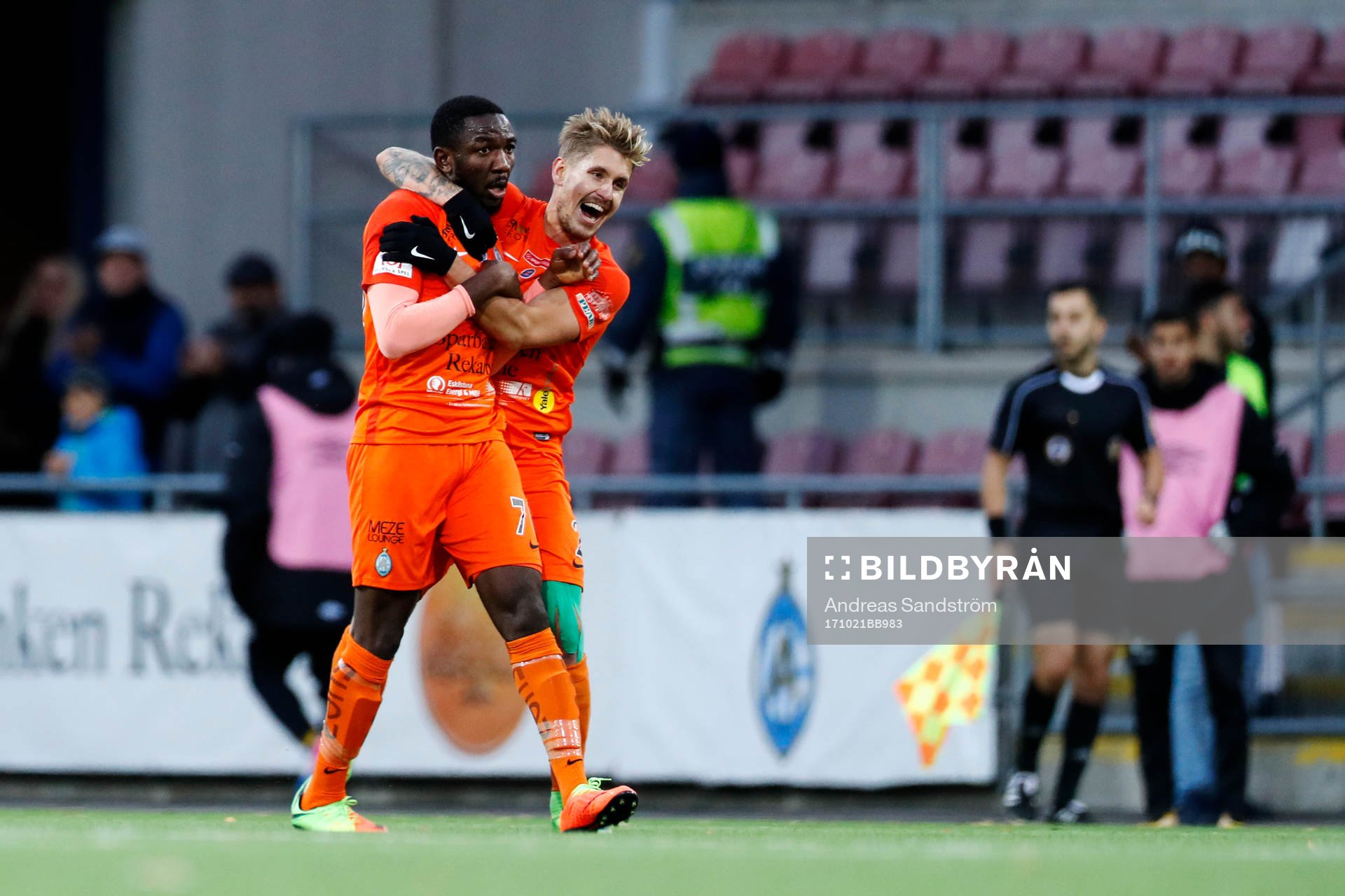 AFC Eskilstunas Chidi Omeje jublar med Daniel Björnquist efter att han gjort 2-2-kvitteringen under fotbollsmatchen i Allsvenskan mellan AFC Eskilstuna och Elfsborg den 21 Oktober 2017 i Eskilstuna.