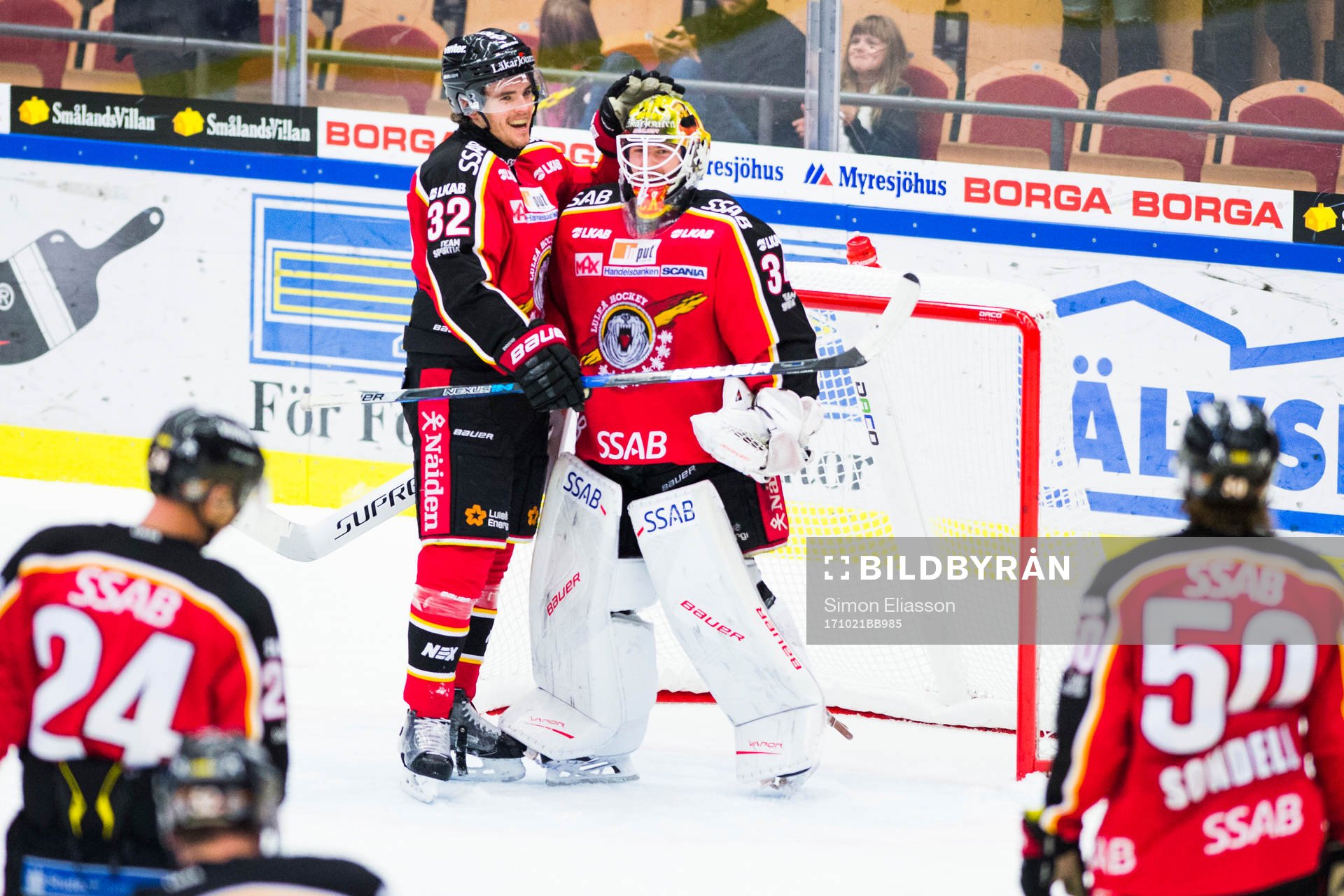 Luleås Oscar Engsund och målvakt Joel Lassinatti jublar