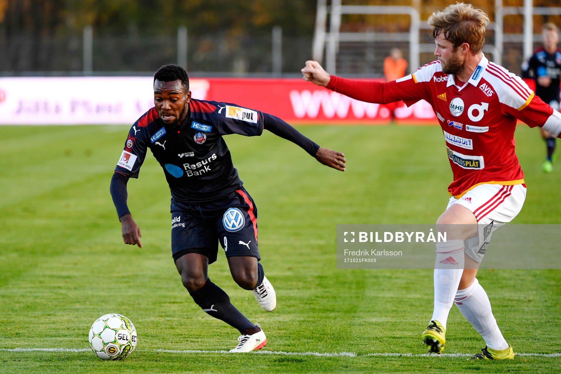 Helsingborgs Lumala Abdu och Degerfors Christoffer Wiktorsson under fotbollsmatchen i Superettan mellan Degerfors och Helsingborg den 21 oktober i Degerfors.