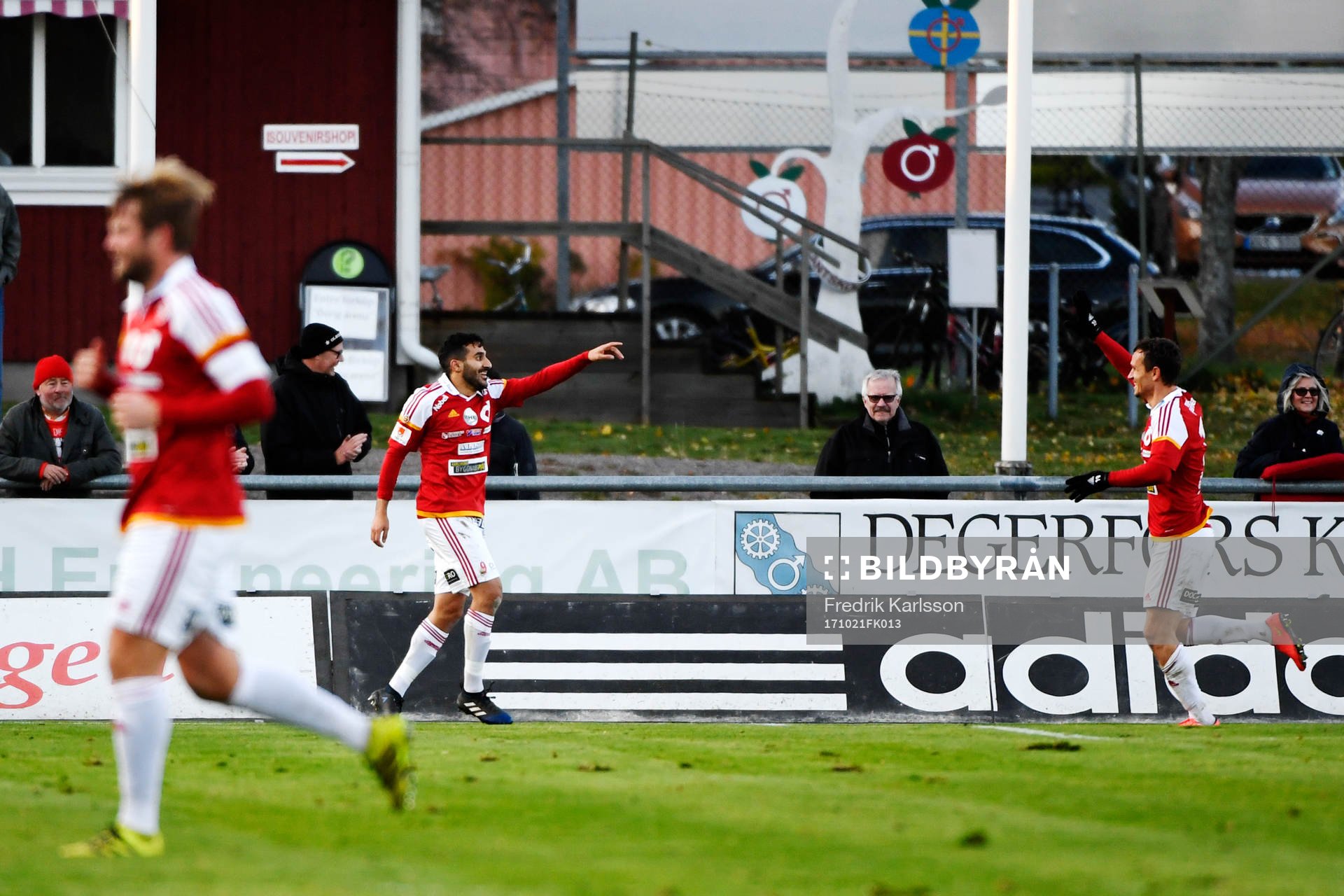 Degerfors Sargon Abraham jublar efter att han gjort 1-0-målet under fotbollsmatchen i Superettan mellan Degerfors och Helsingborg den 21 oktober i Degerfors.
