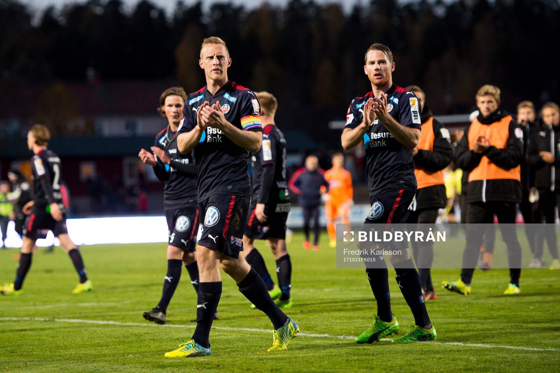 Helsingborgs Peter Larsson med lagkamrater tackar publiken
