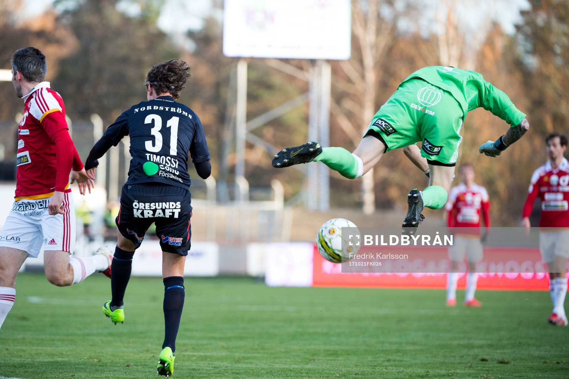 Helsingborgs Alex Timossi Andersson och Degerfors målvakt