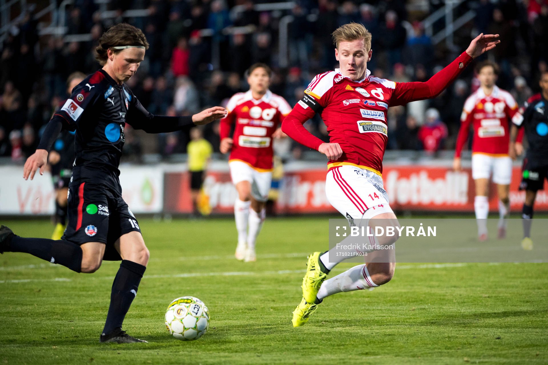 Helsingborgs Max Svensson och Degerfors Erik Sachs under fotbollsmatchen i supperettan mellan Degerfors och Helsingborg den 21 oktober i Degerfors.