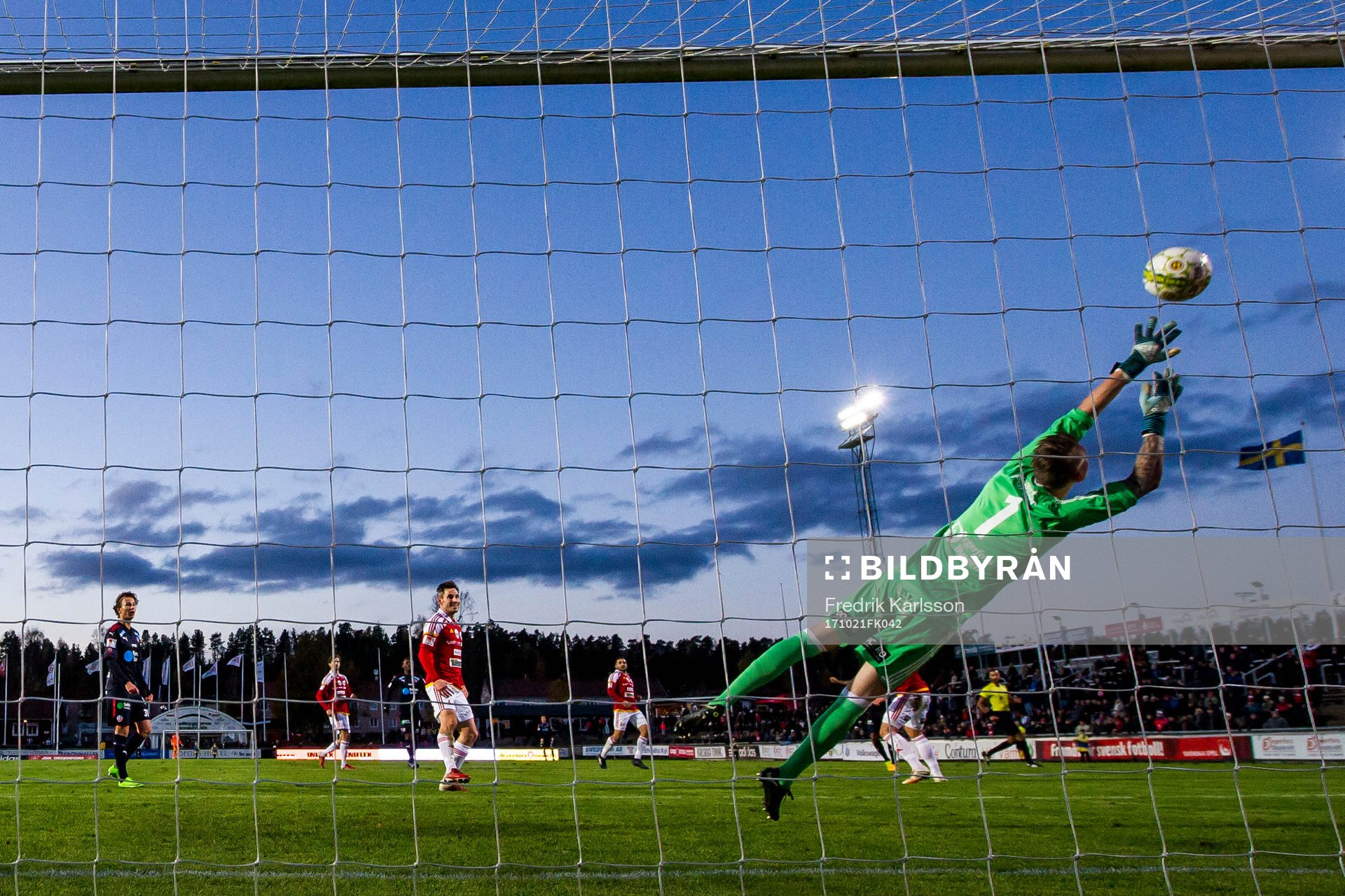 Helsingborgs Bradley Surprise Ralani (ej i bild) gör 1- 1 under fotbollsmatchen i supperettan mellan Degerfors och Helsingborg den 21 oktober i Degerfors.