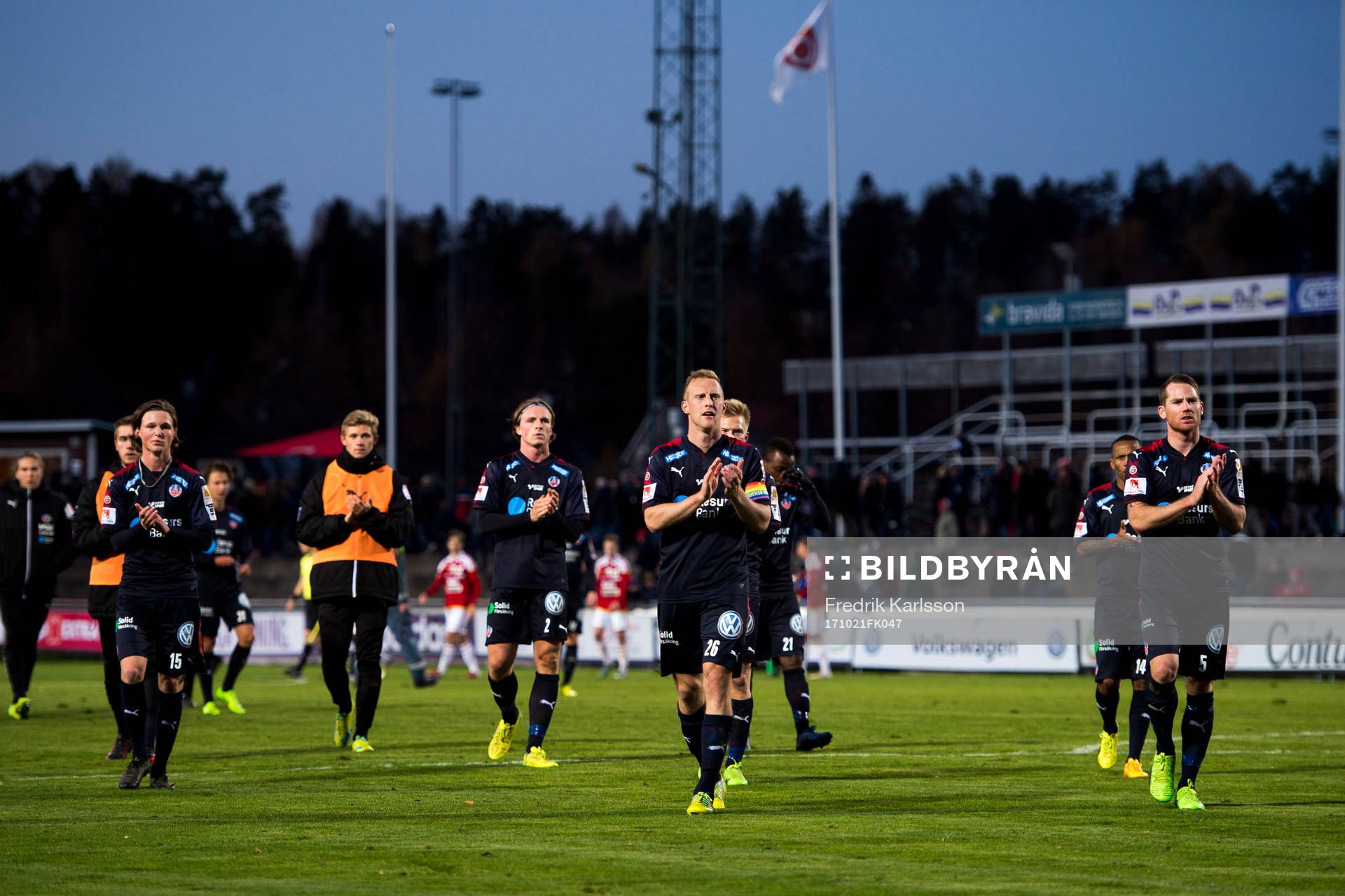 Helsingborgs spelare tackar publiken efter fotbollsmatchen i supperettan mellan Degerfors och Helsingborg den 21 oktober i Degerfors.