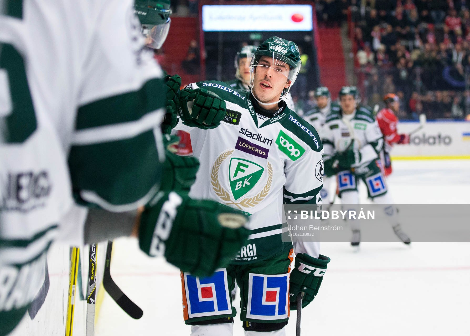 Färjestads Sebastian Erixon jublar vid 1-1