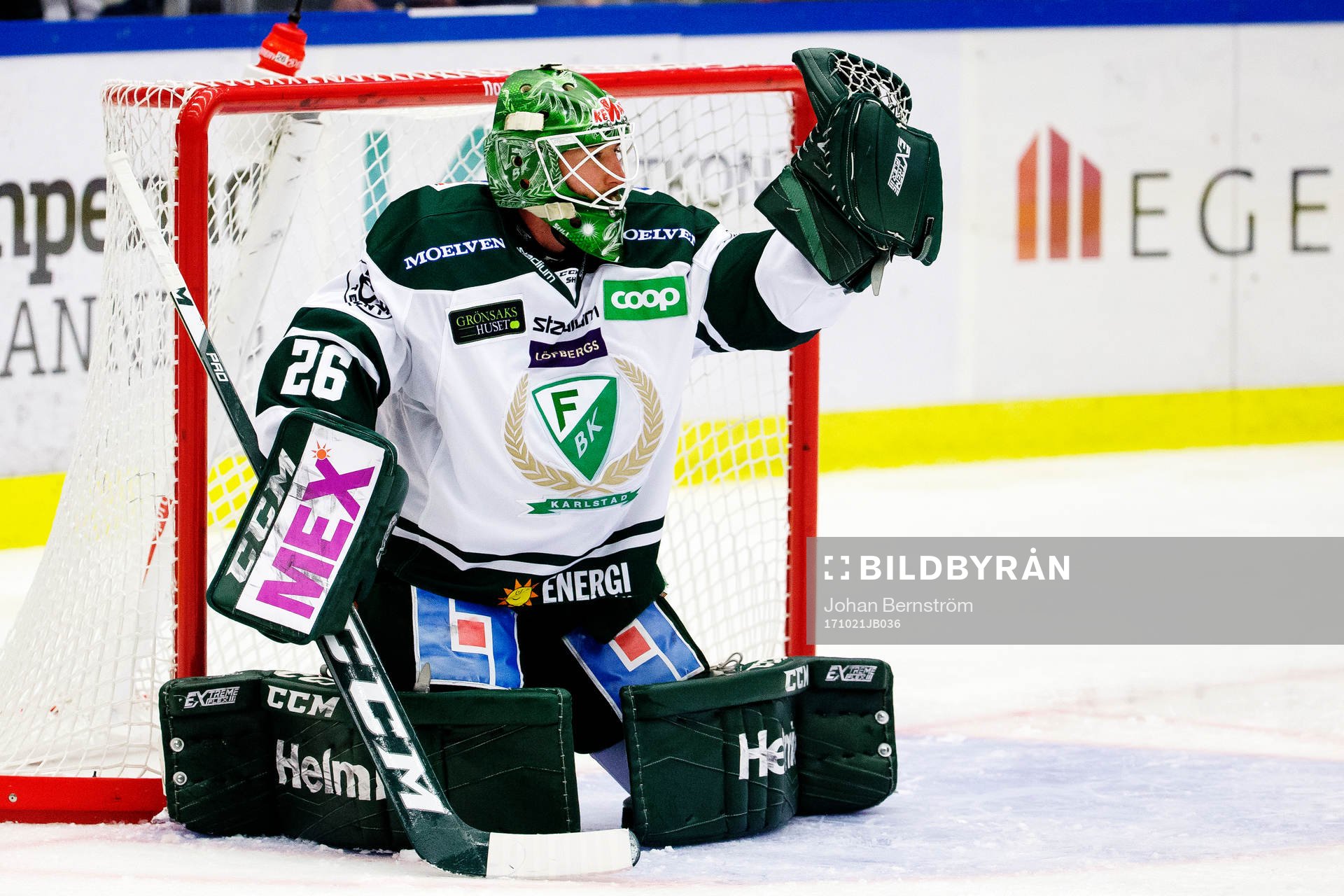 Färjestads målvakt Stefan Steen plockar en puck