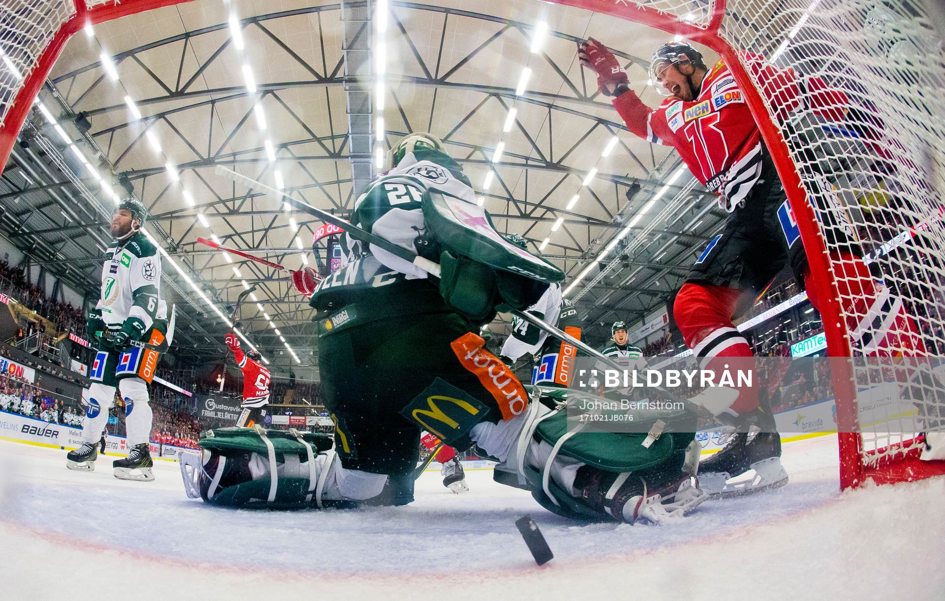 Örebros Victor Bartley jublar