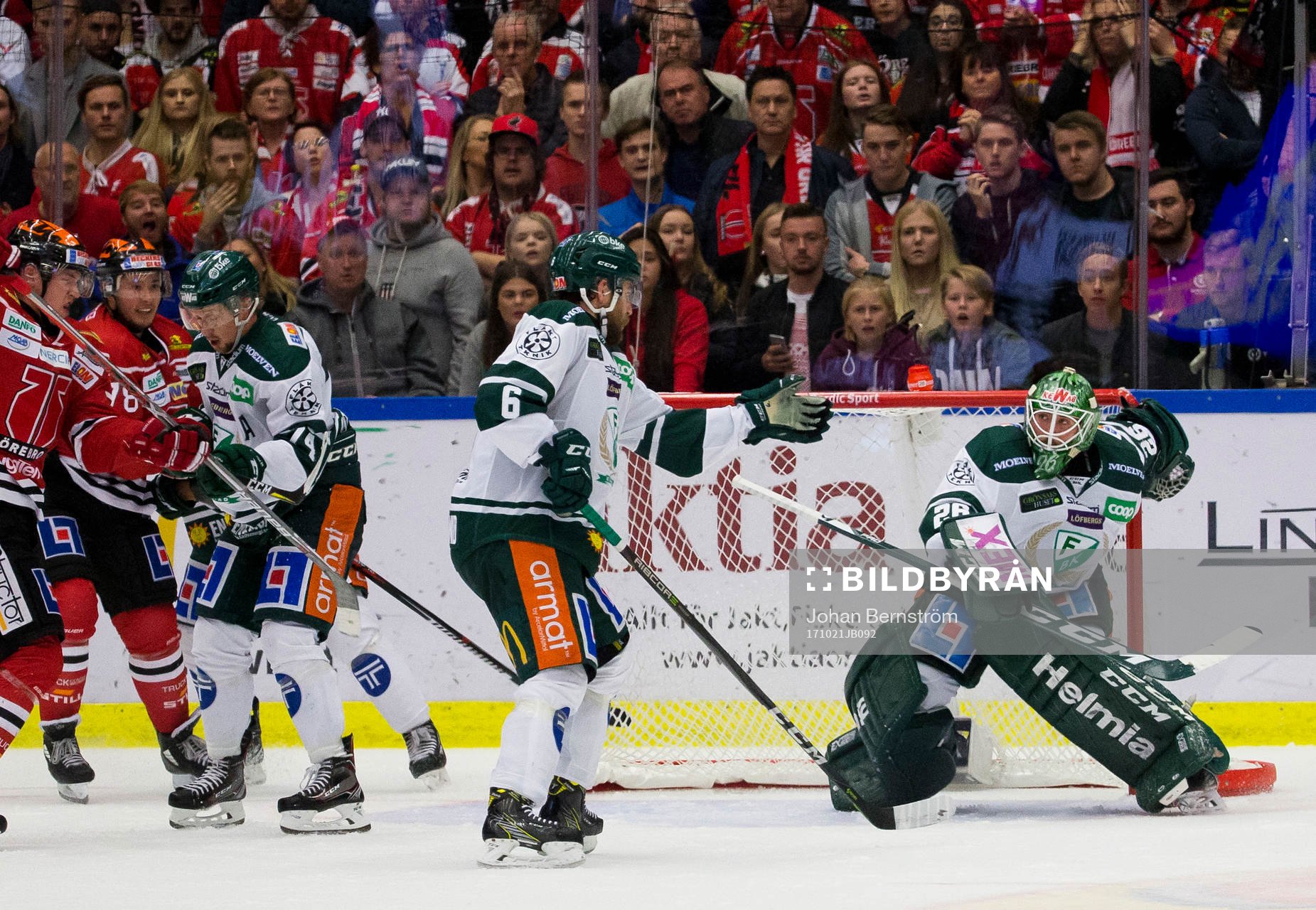 Färjestads Mikael Wikstrand styr in 3-2 pucken i eget mål