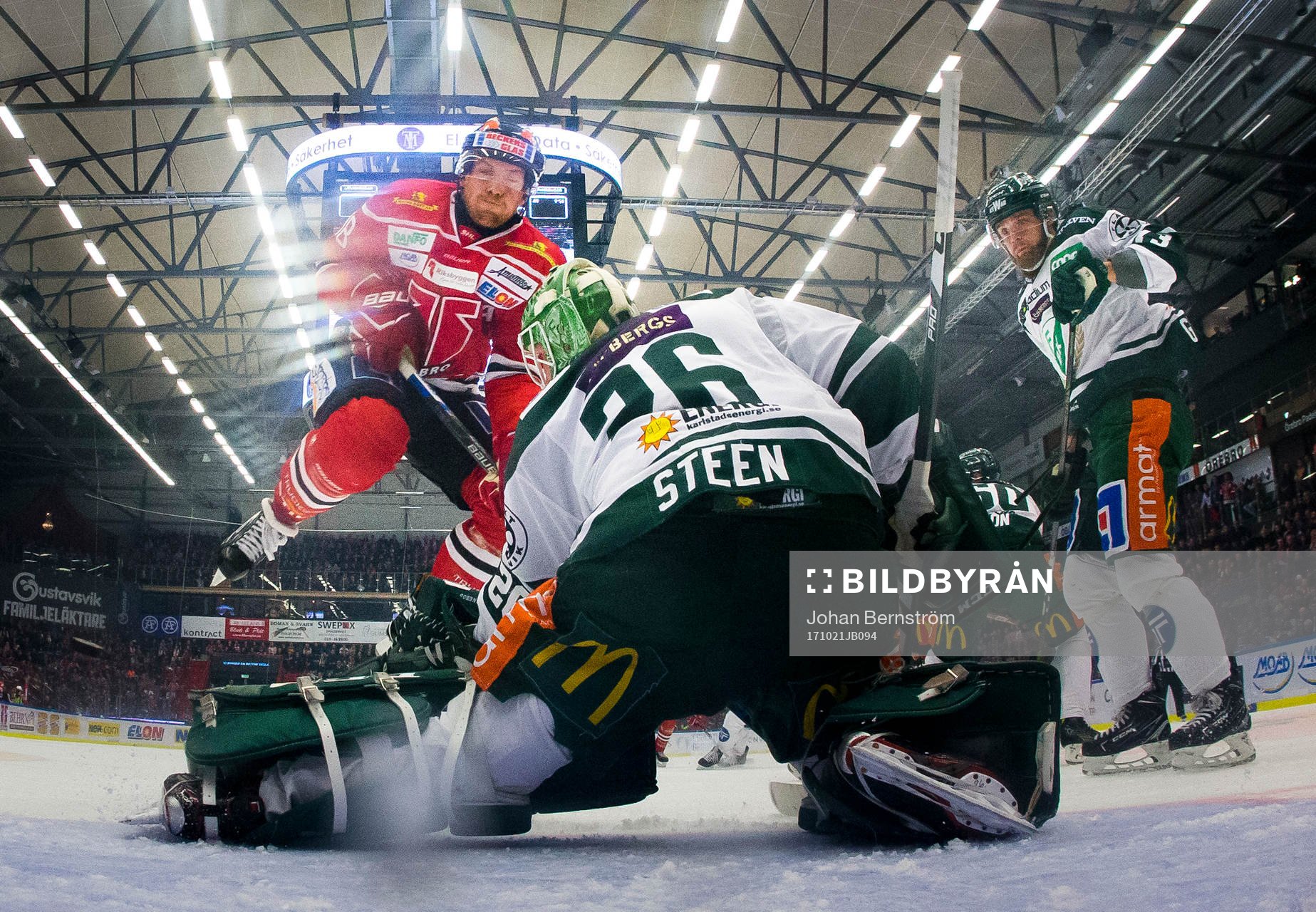 Örebros Joakim Andersson framför Färjestads Niklas