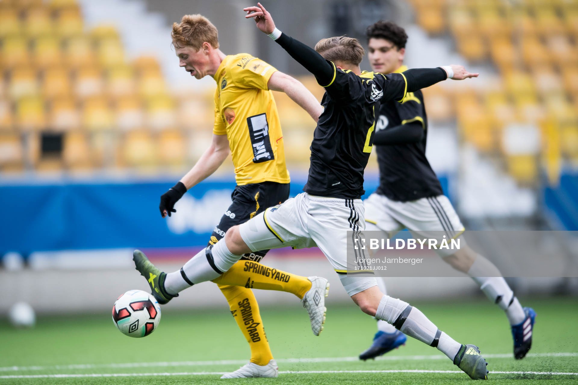 Elfsborgs Jesper Sandberg Hesselgren i kamp med AIK’s Filip Mazanti Nyberg under fotbollsmatchen i U17 slutspelet mellan Elfsborg och AIK den 21 oktober 2017 i Borås.