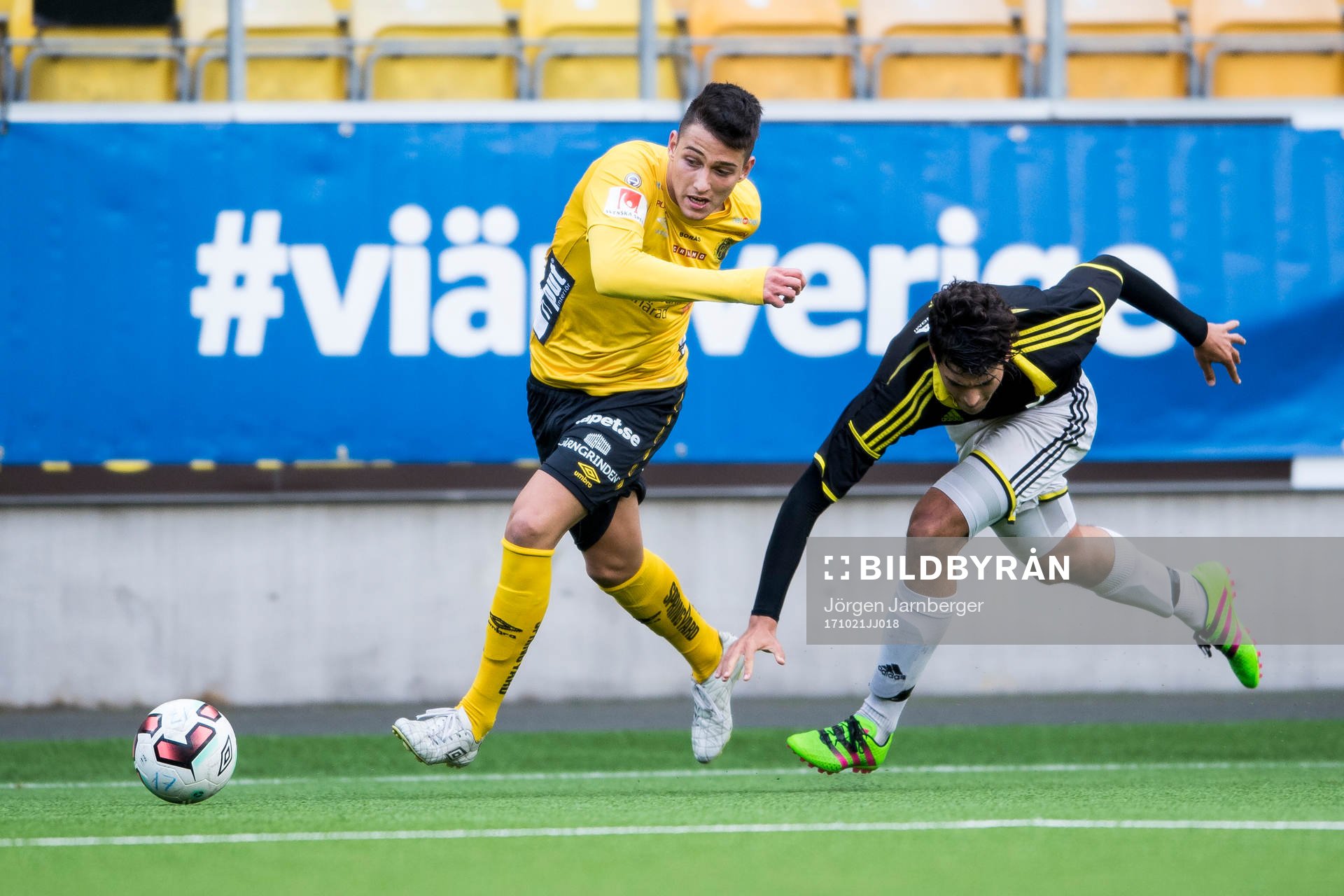 Elfsborgs Aleksandar Ceganjac och AIK’s Claus Emilio Royo under fotbollsmatchen i U17 slutspelet mellan Elfsborg och AIK den 21 oktober 2017 i Borås.