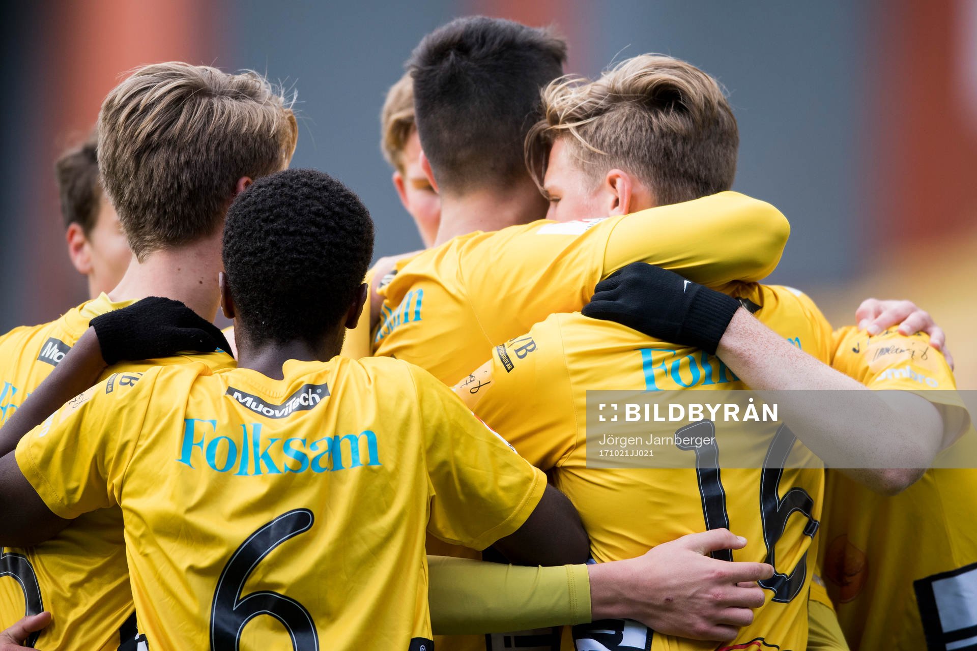 Elfsborgs spelare jublar efter att Prince Isaac Kouame (skymd i bild) gjort 2-0 under fotbollsmatchen i U17 slutspelet mellan Elfsborg och AIK den 21 oktober 2017 i Borås.
