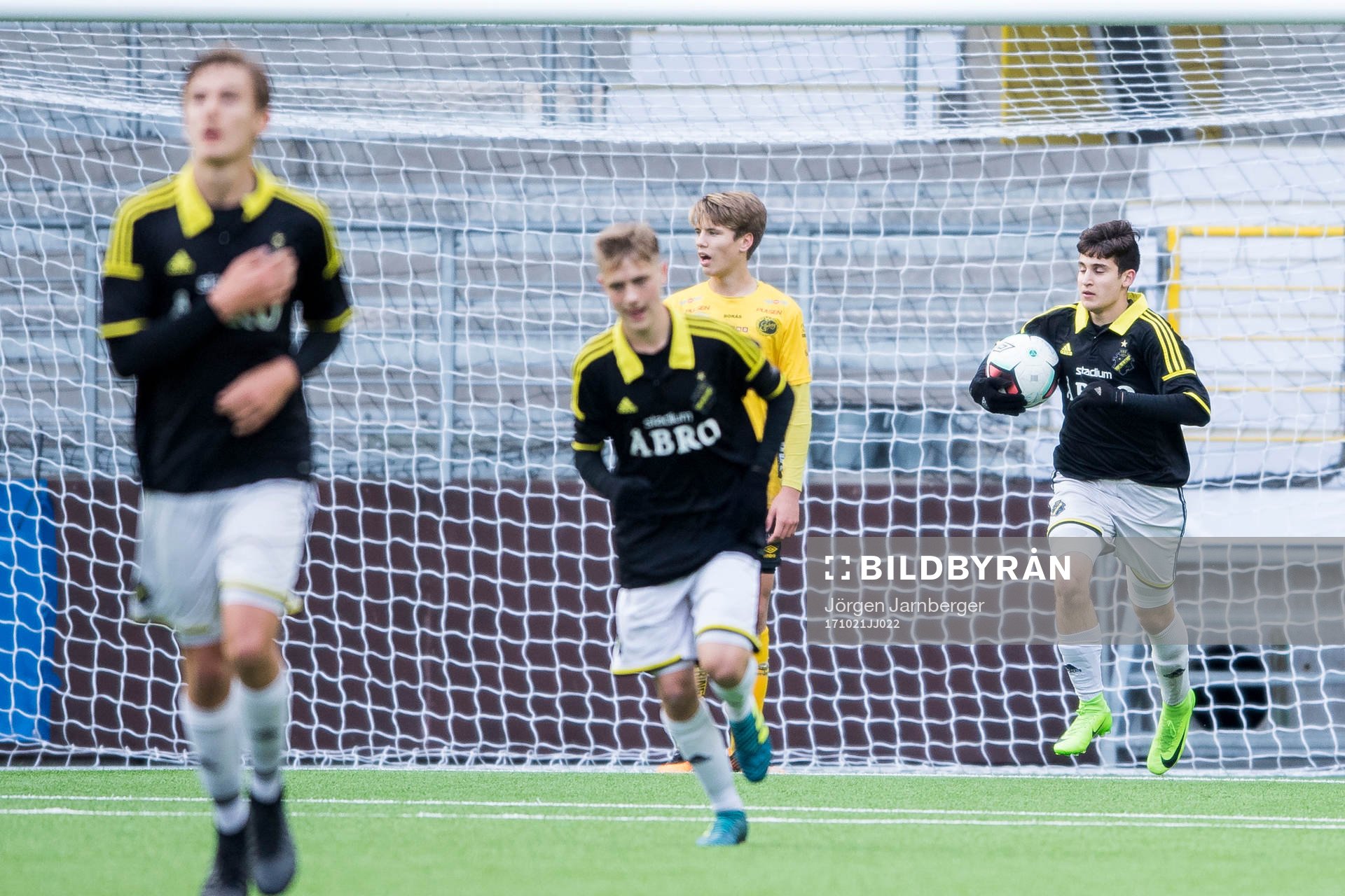 AIK’s Alexander Alp jublar och hämtat bollen efter att gjort 2-1 under fotbollsmatchen i U17 slutspelet mellan Elfsborg och AIK den 21 oktober 2017 i Borås.