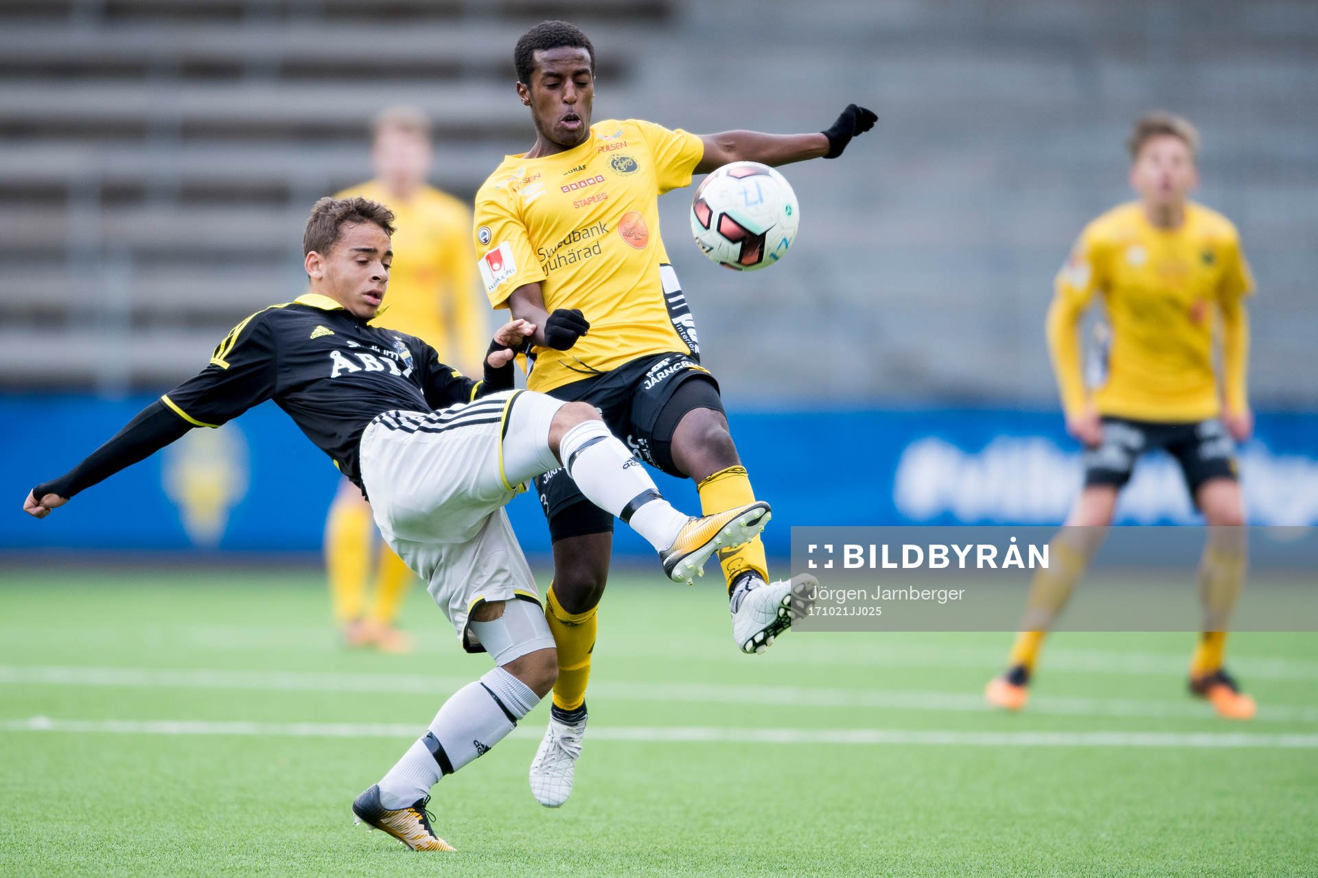 AIK’s Niklas Persson och Elfsborgs Nattnael Zerai under fotbollsmatchen i U17 slutspelet mellan Elfsborg och AIK den 21 oktober 2017 i Borås.