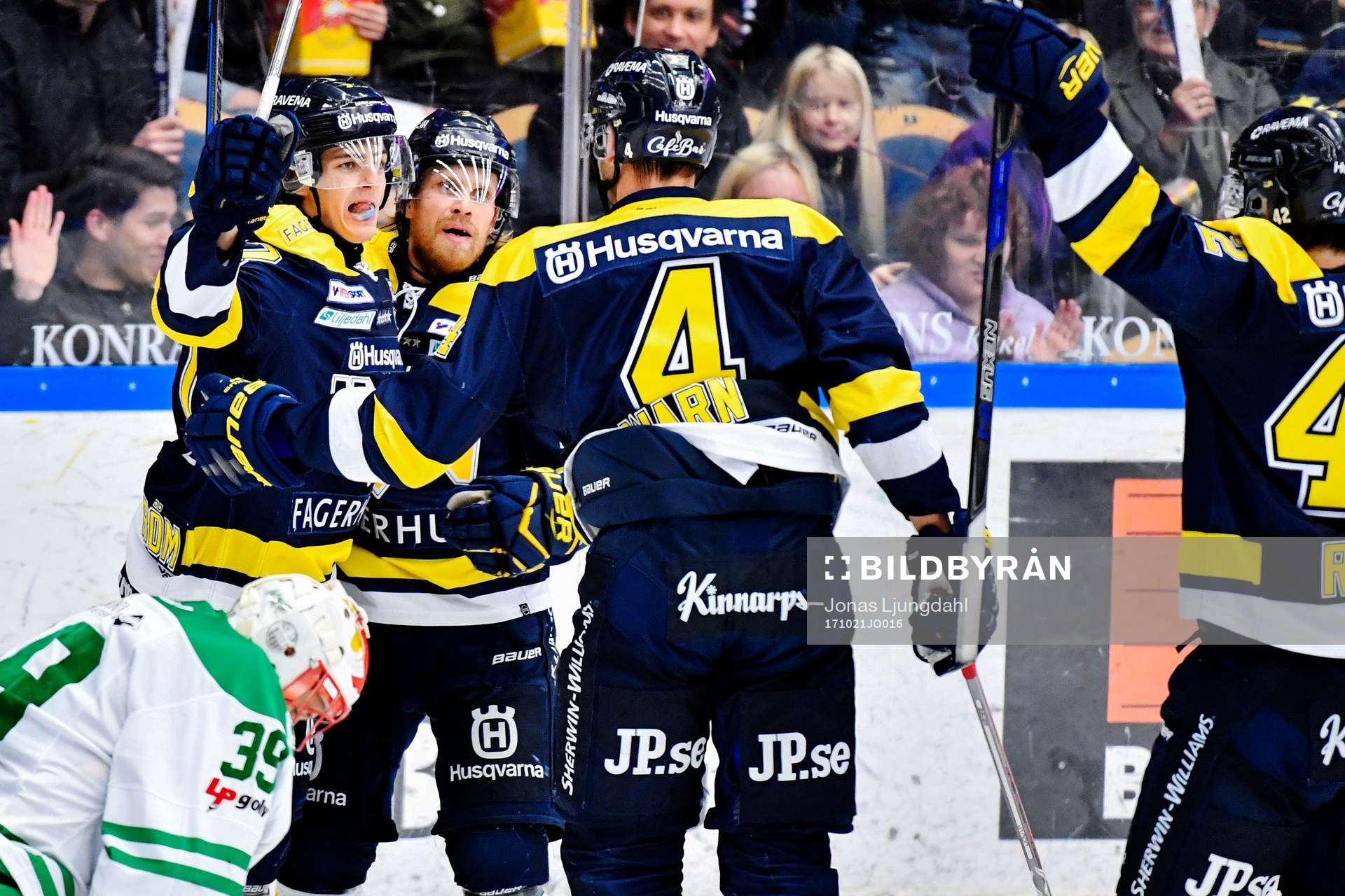 s Isac Brännström (tv) jublar emd lagkamrater Robin