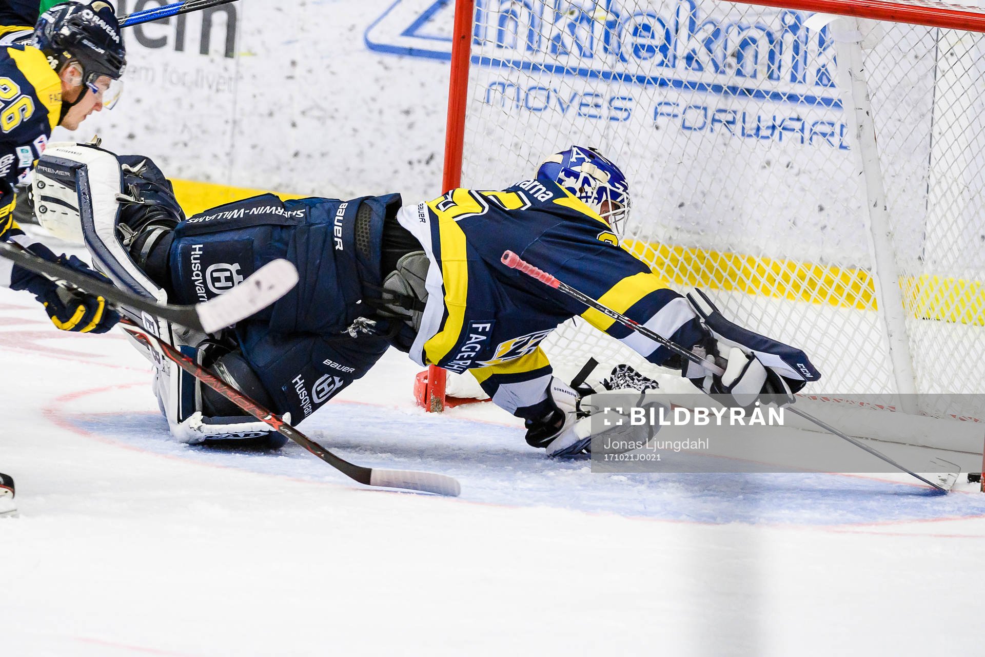s målvakt Jonas Gunnarsson slänger sig