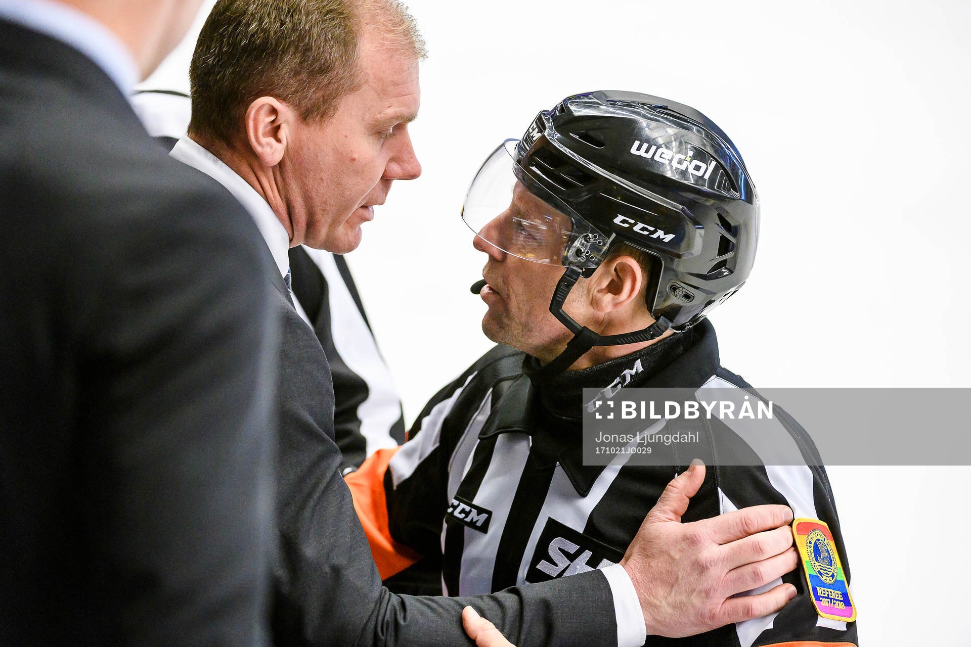 s tränare Johan Lindbom pratar med Domare Wolmer Edqvist