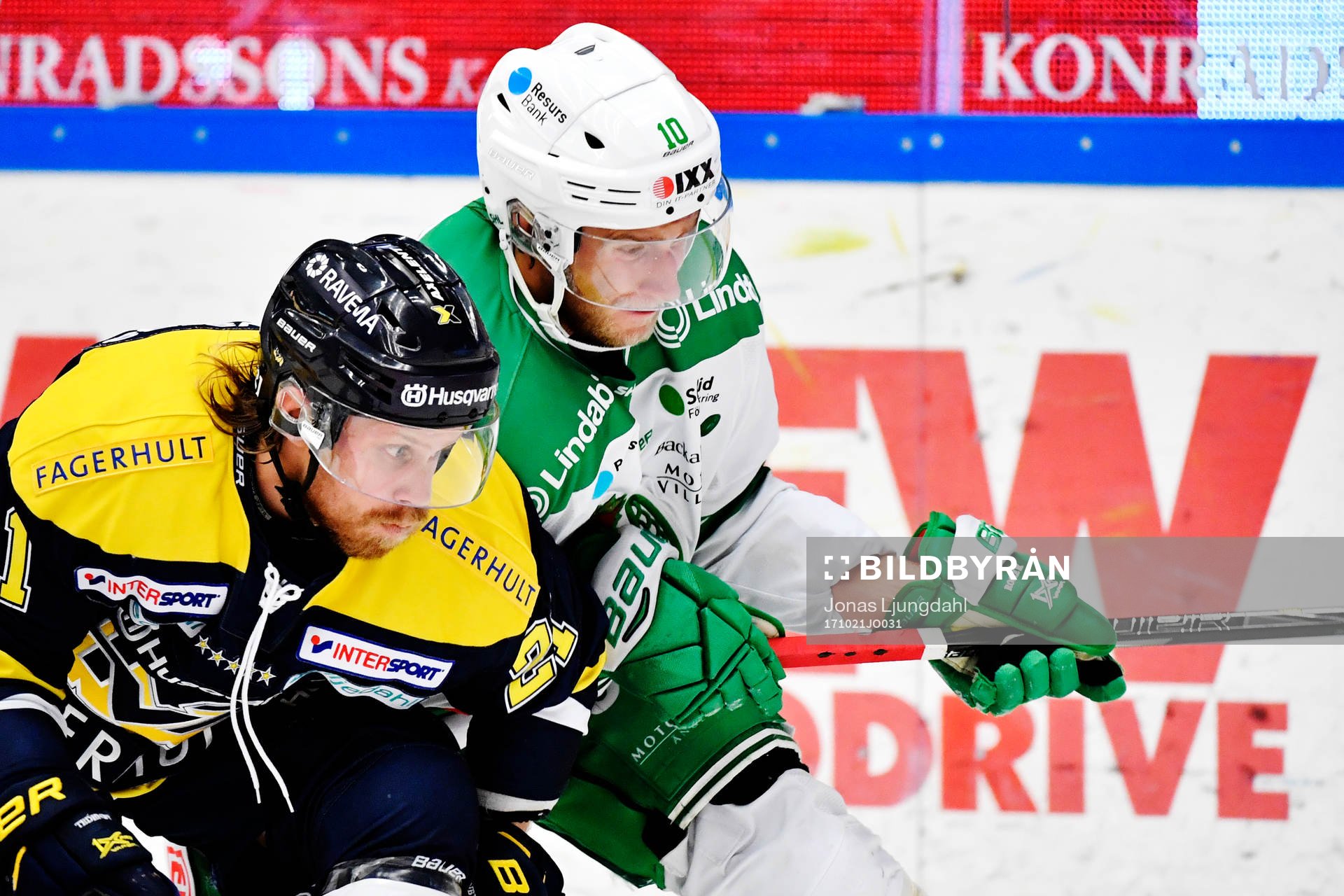 s Mattias Tedenby och Rögles Alexander Younan i närkamp