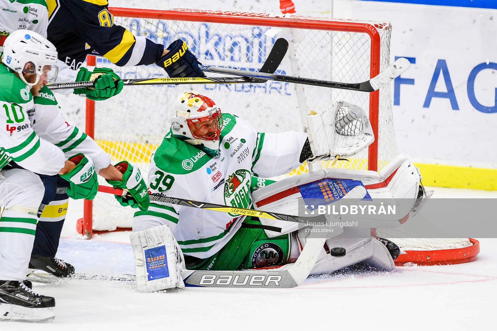 Rögles målvakt Justin Pogge gör en benparad