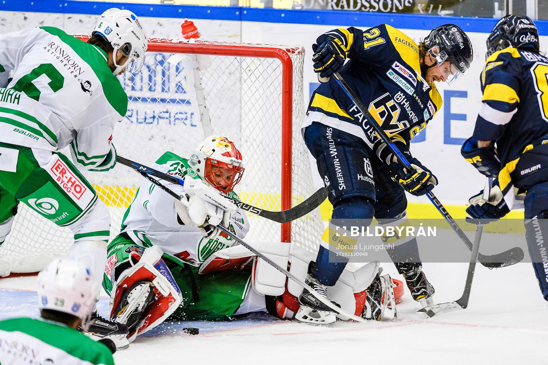 s Mattias Tedenby oroar framför Rögles målvakt Justin