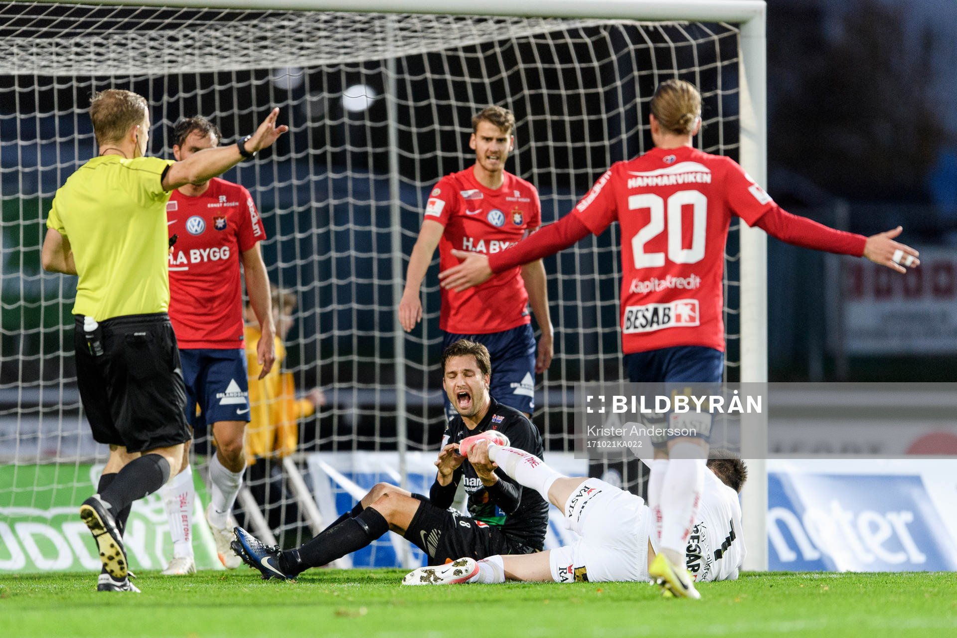 Varbergs Peter Nyström och Örgrytes målvakt Stojan Lukic