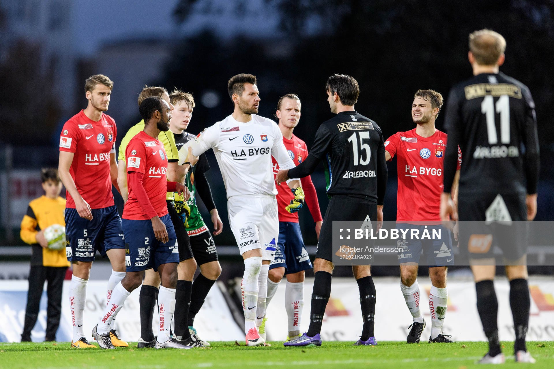 Örgrytes målvakt Stojan Lukic och Varbergs Oliver Stanisic