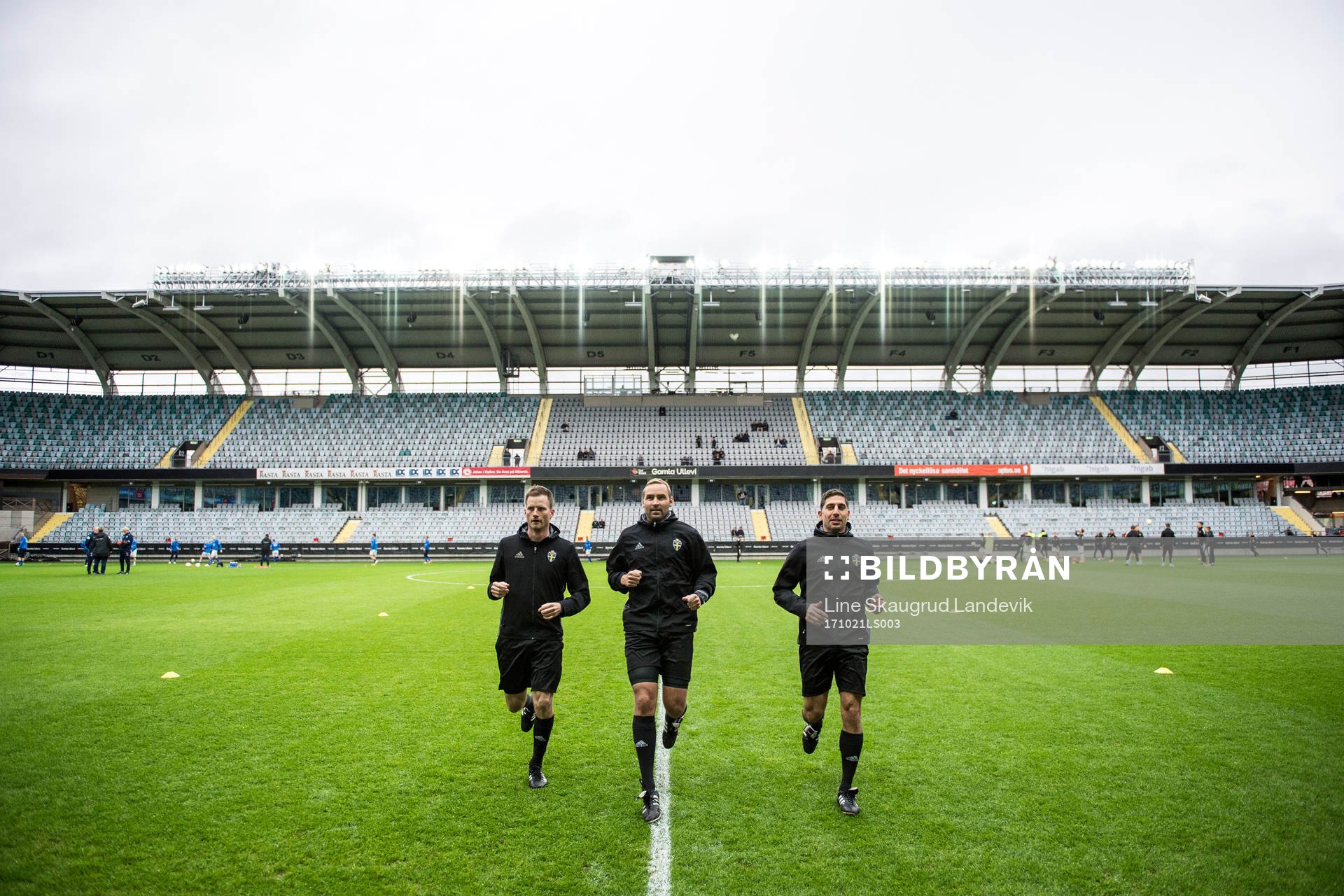 Assisterande domare Niklas Alfredsson (TV), huvuddomare Jim Peterson (M) och assisterande domare Josef Alacam (TH) värmer upp inför fotbollsmatchen i Superettan mellan GAIS och Norrby den 21 oktober 2017 i Göteborg.