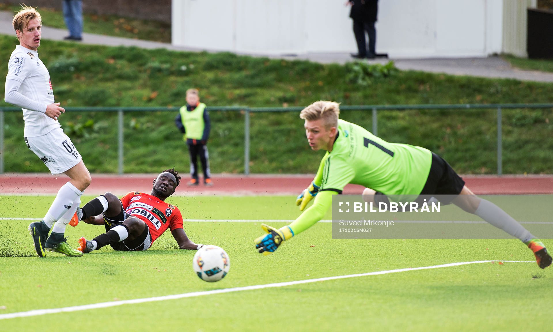 Landskronas Edafe Egbedi och Oskarshamns målvakt Oliver