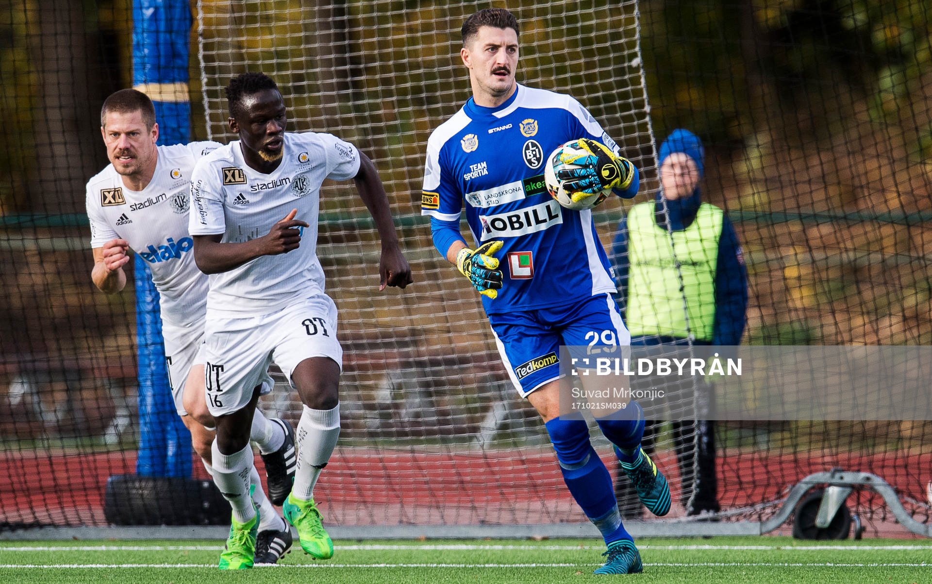 Landskronas målvakt Ivo Vazgec och Oskarshamns Nevello Yoseke under fotbollsmatchen i Division 1 Södra mellan Oskarshamn och Landskrona den 21 oktober 2017 i Oskarshamn.