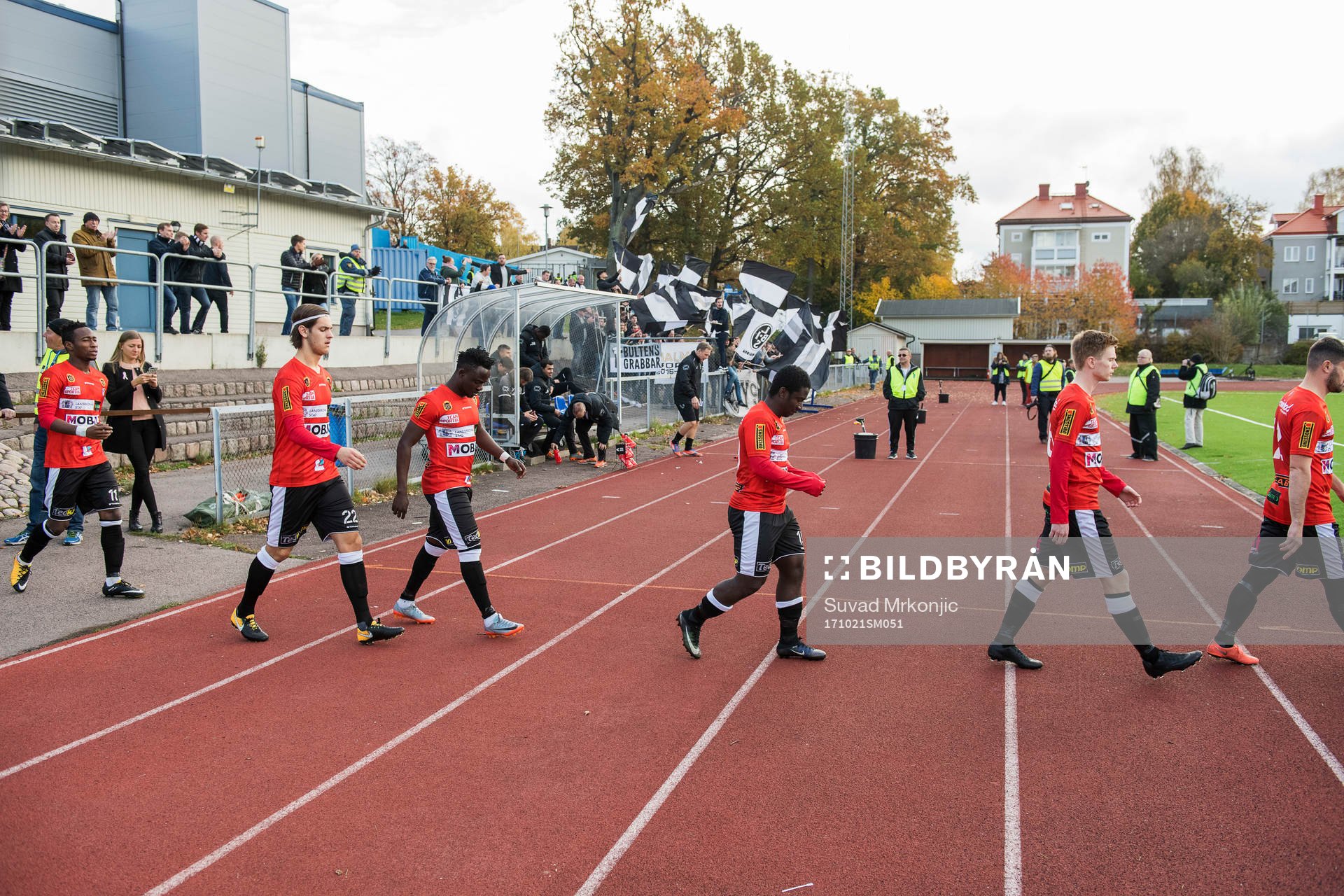 Landskronaspelarna tågar in till fotbollsmatchen i