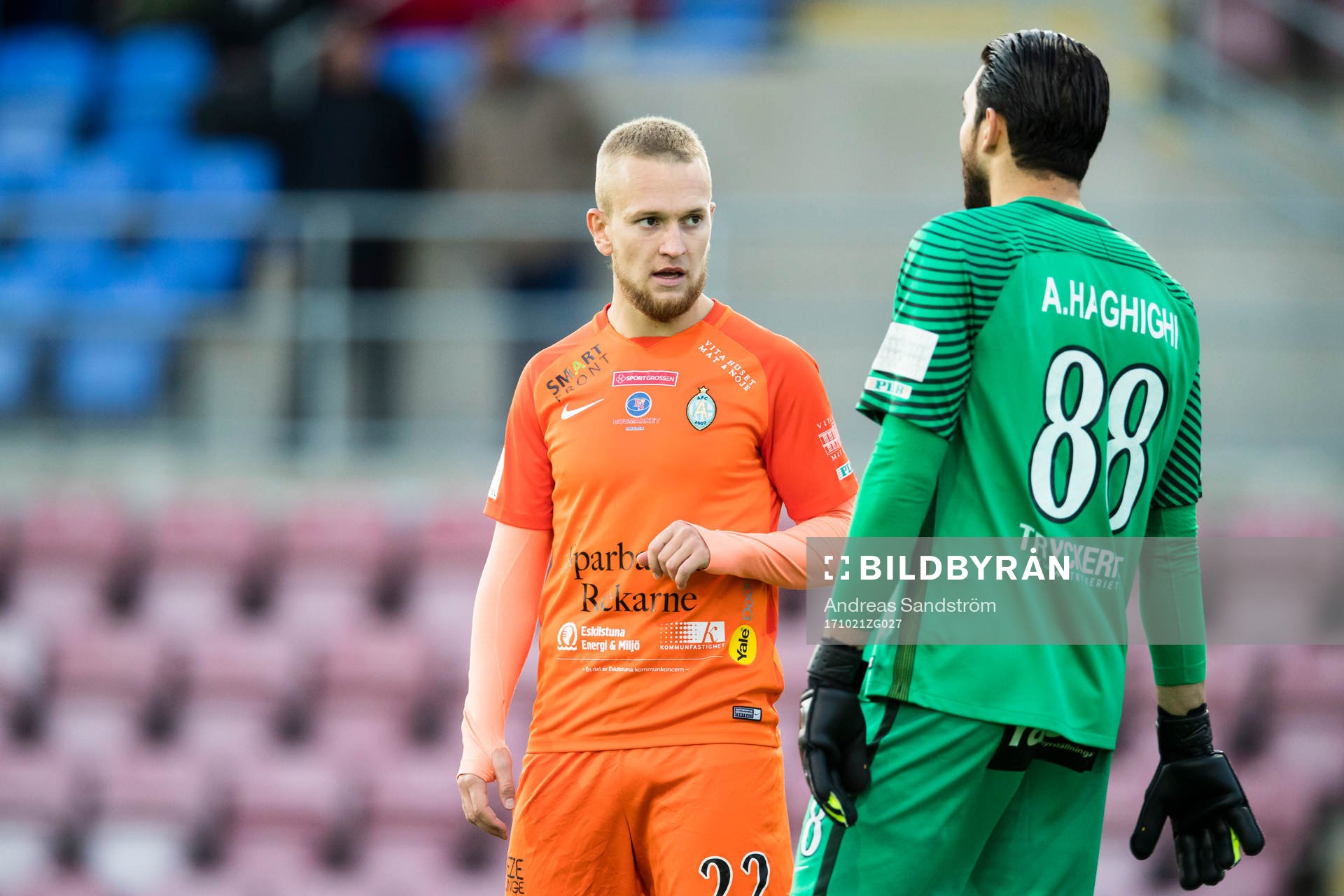 AFC Eskilstunas Alexander Michel samtalar med målvakt