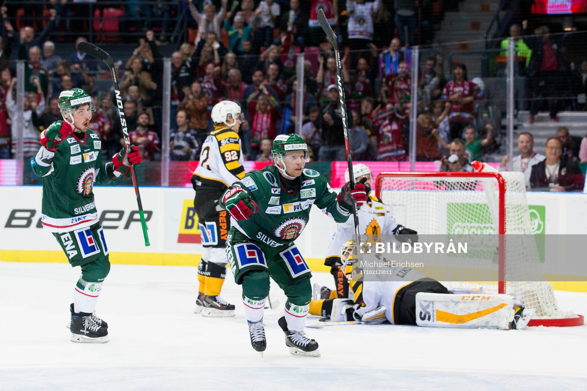 Frölundas Adam Almqvist  och Ryan Lasch jublar mot  3-2