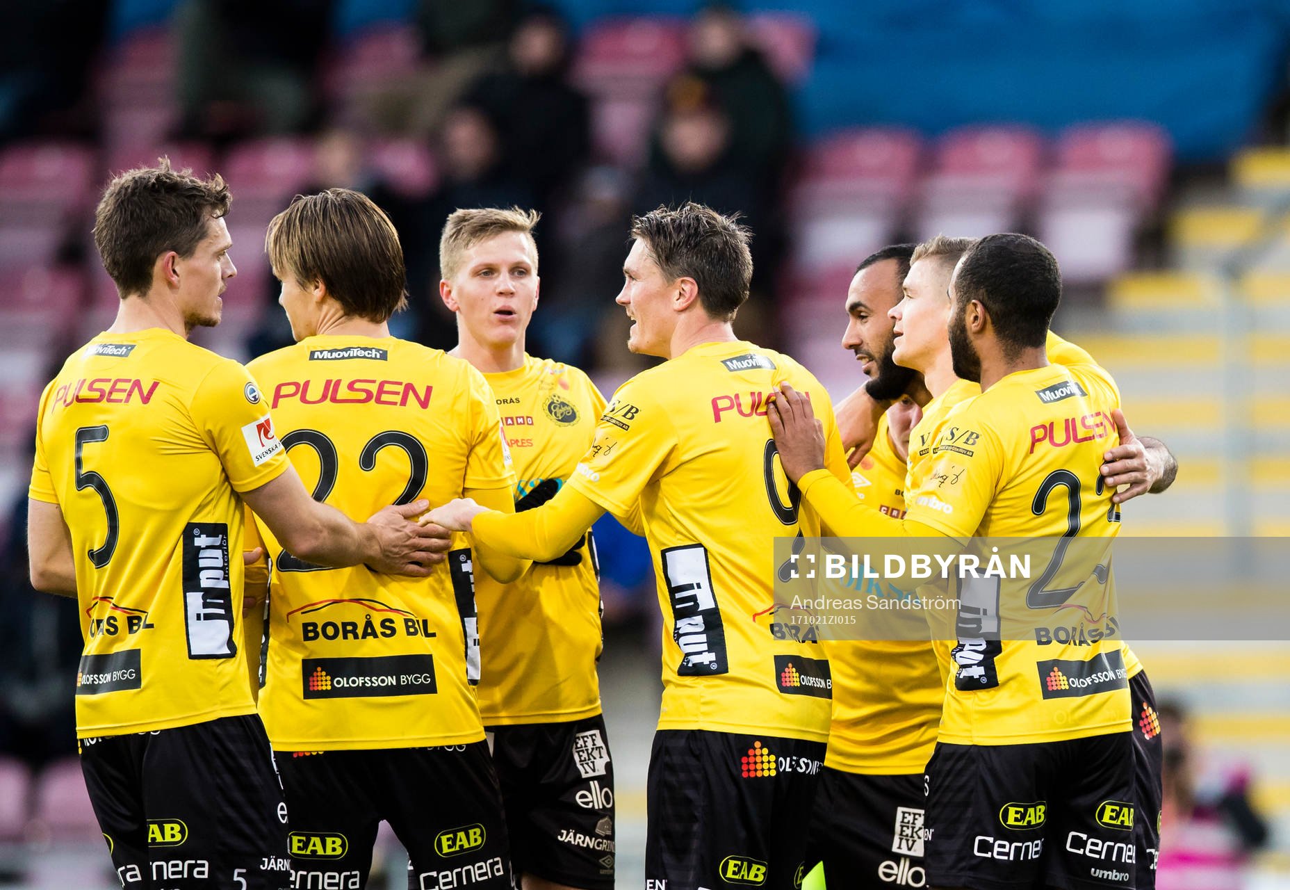 Elfsborgs Issam Jebali (3:a höger) gör 1-2 och jublar med lagkamrater under fotbollsmatchen i Allsvenskan mellan AFC Eskilstuna och Elfsborg den 21 Oktober 2017 i Eskilstuna.