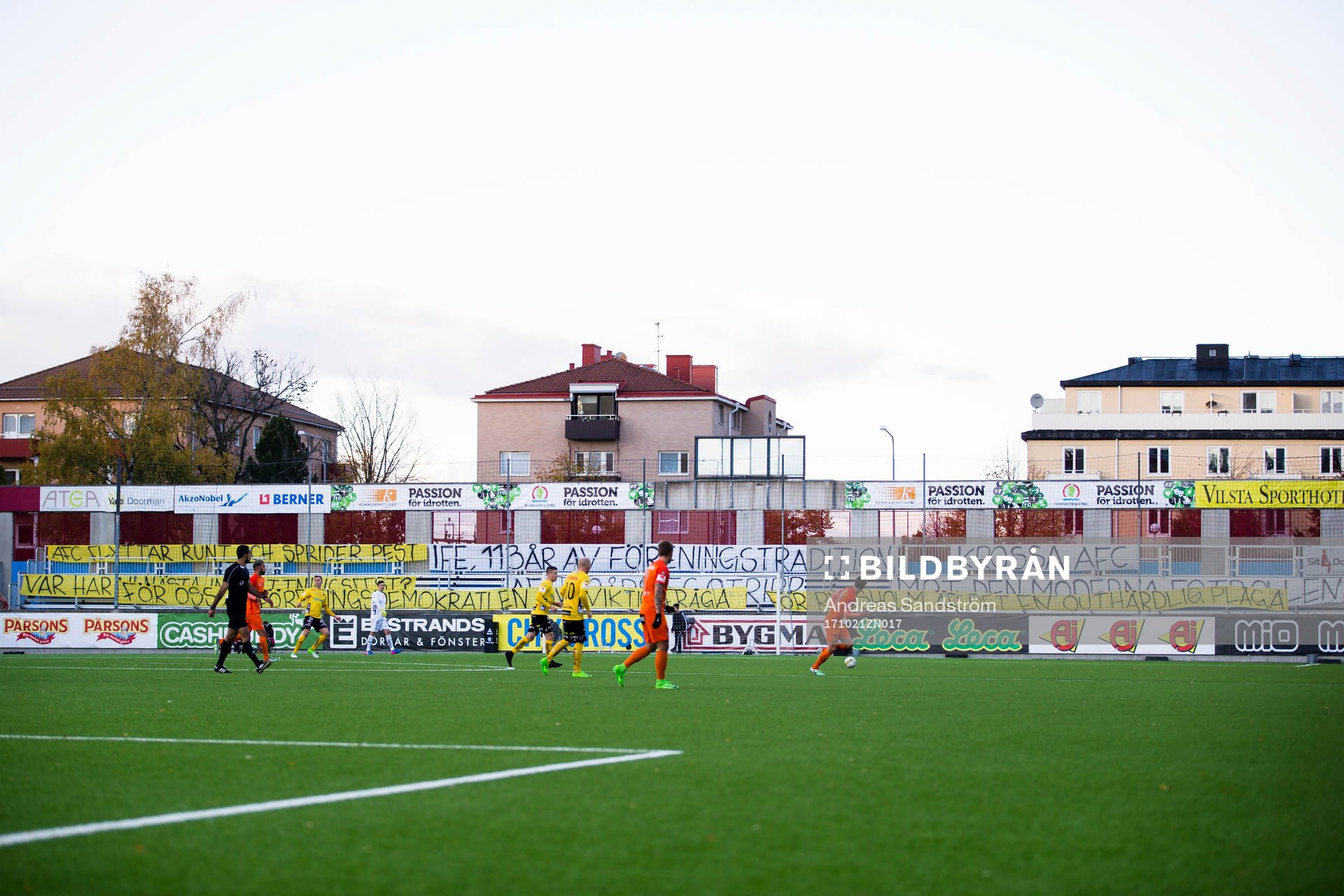 Banderoller på en folktom bortaläktare