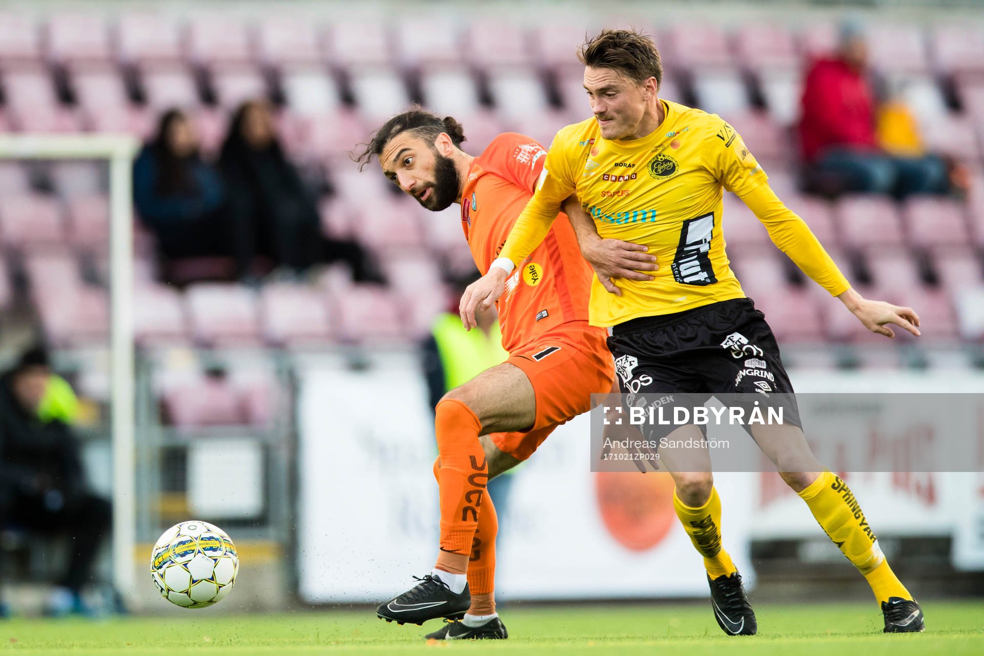 AFC Eskilstunas Sharif Mukhammad i kamp om bollen med